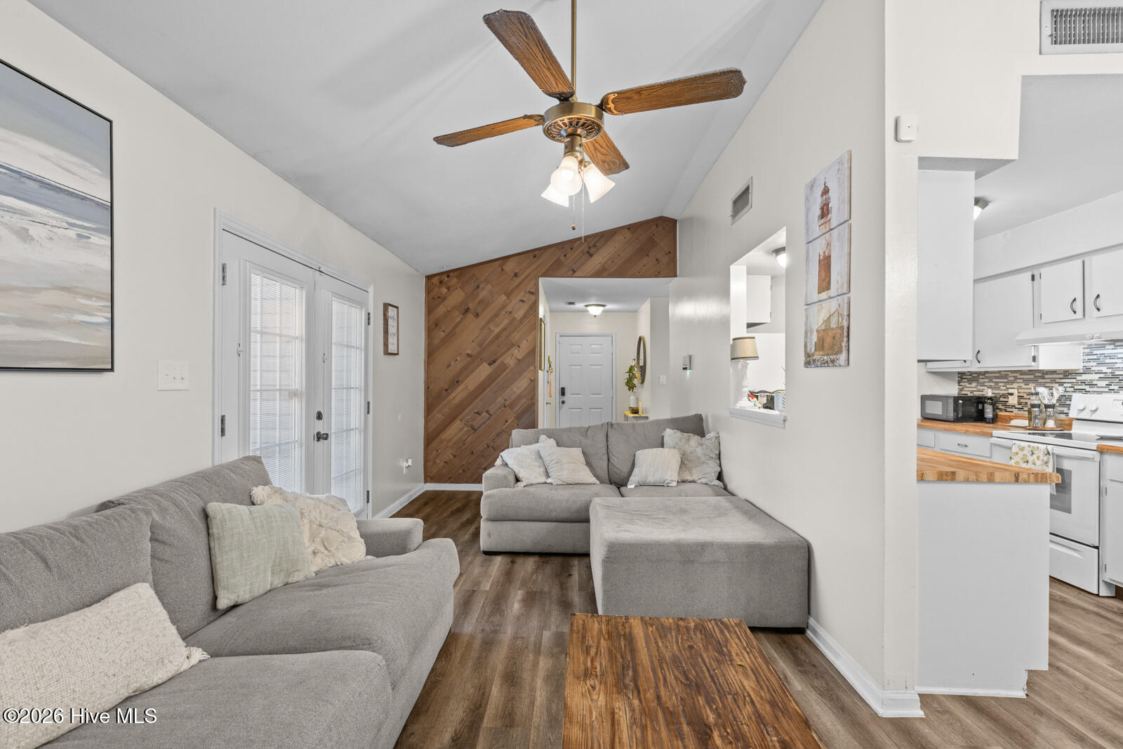 100569037 | Photo 12