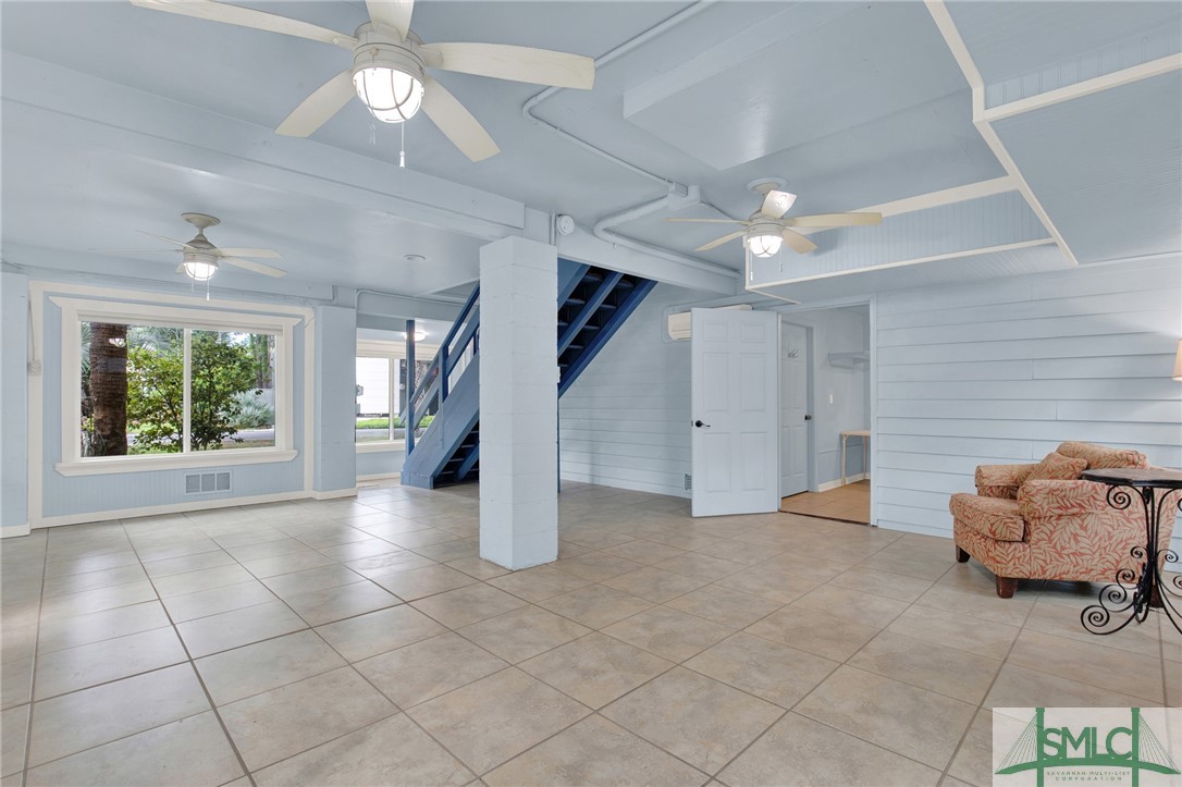 800sf Bonus space ground level!