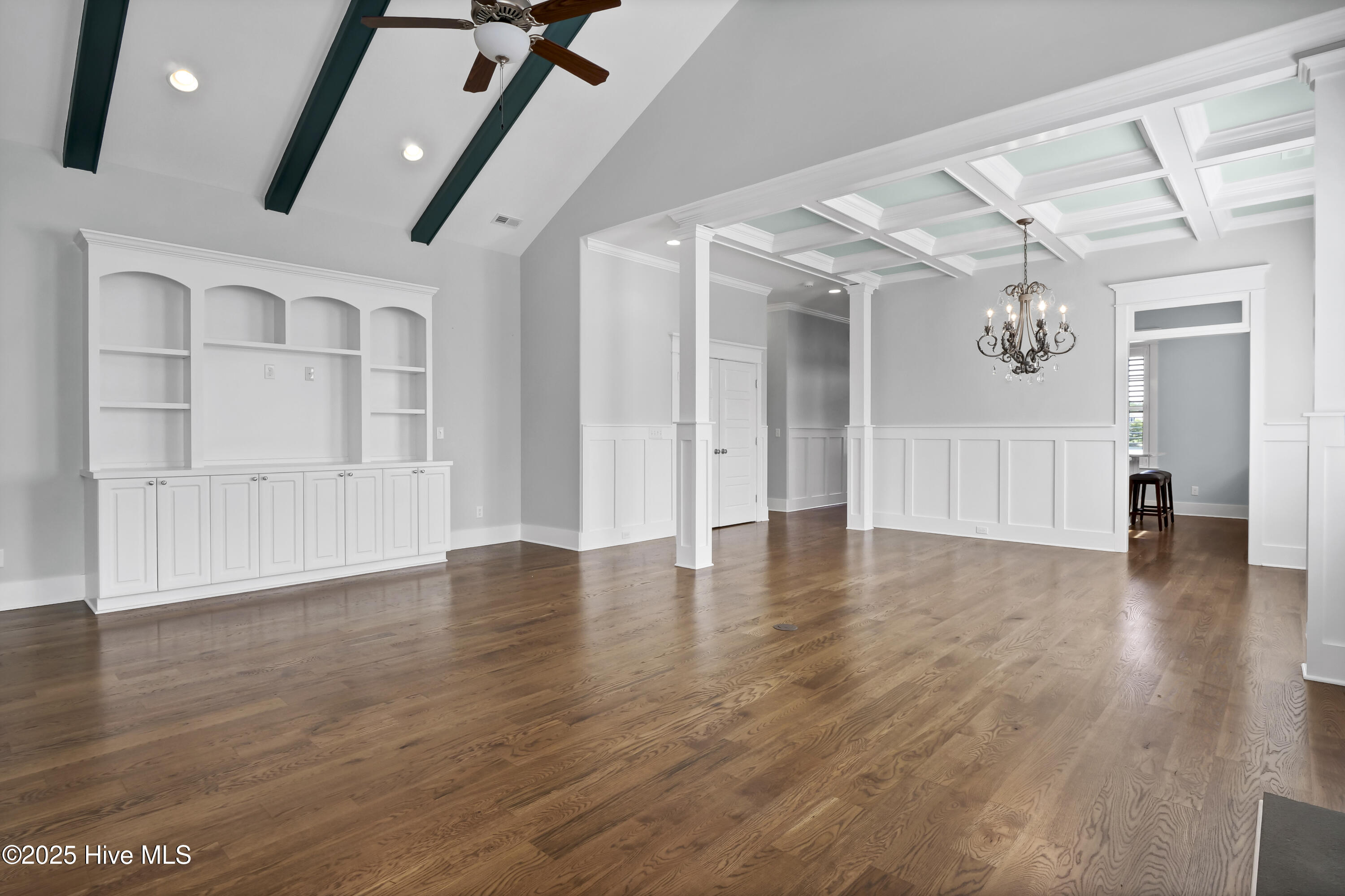 100537444 | Photo 18