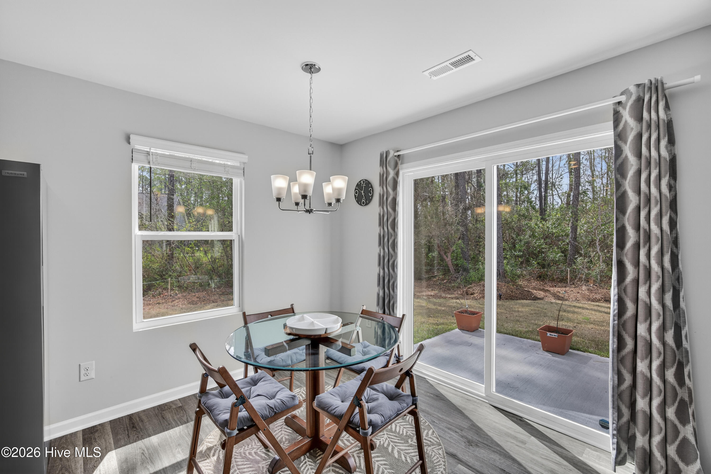 100560520 | Photo 22