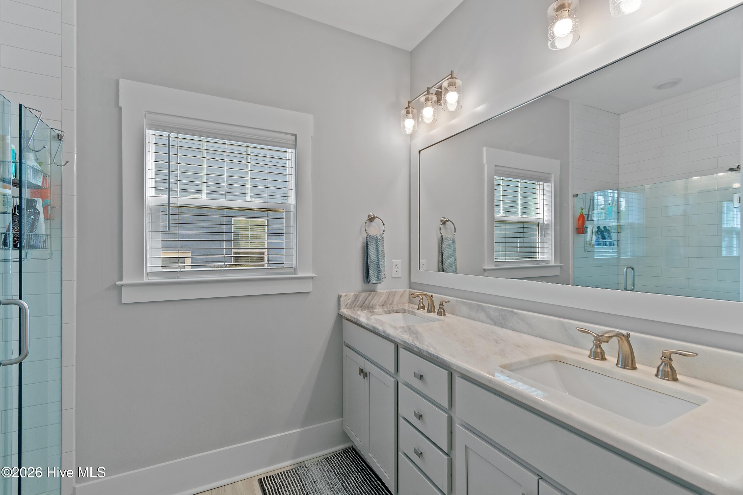 100566064 | Photo 24