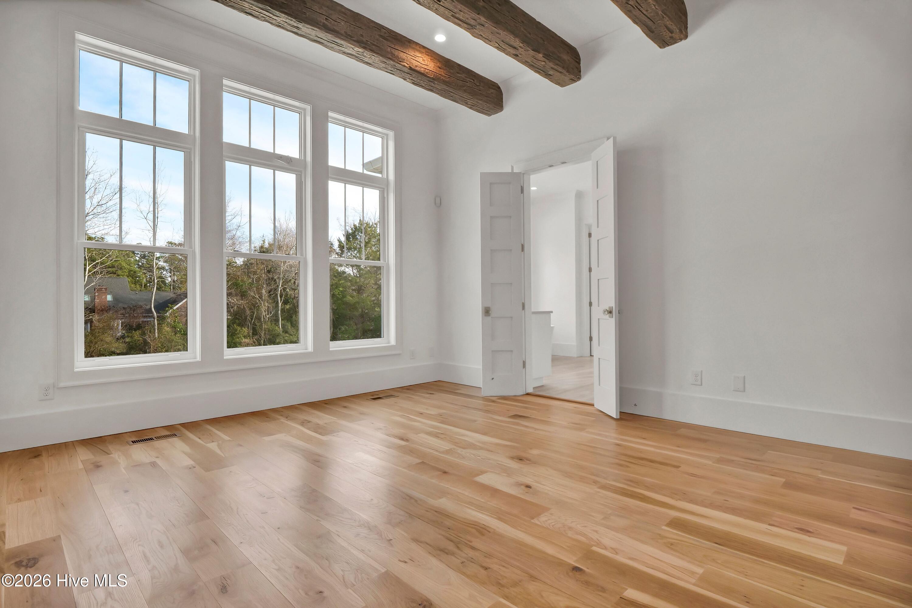 100553648 | Photo 72