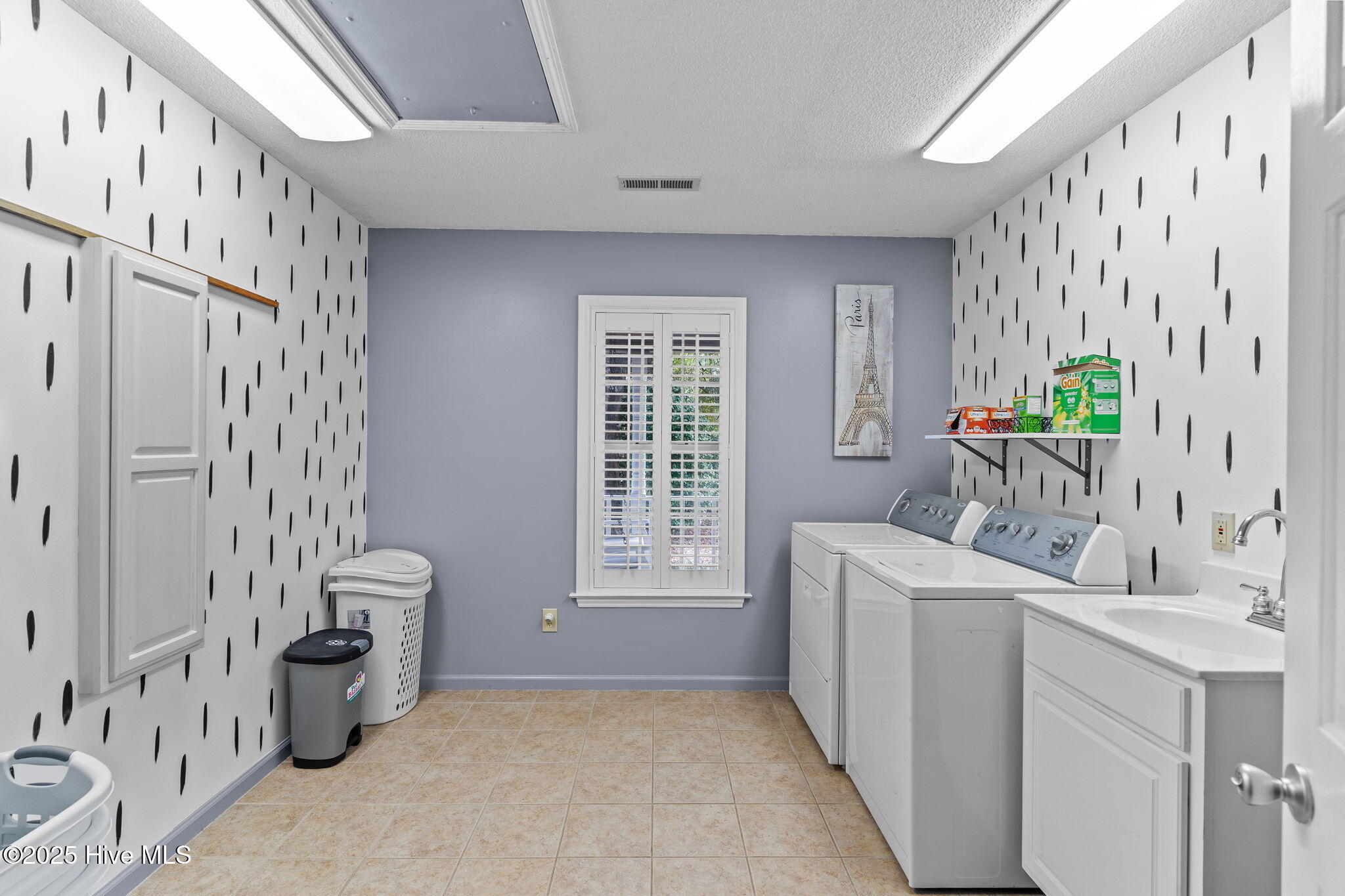 100543111 | Photo 23