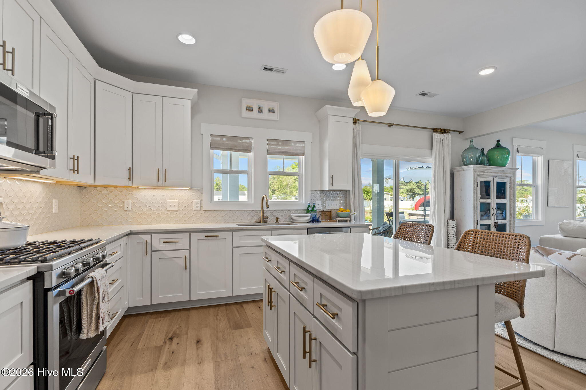 100569687 | Photo 15