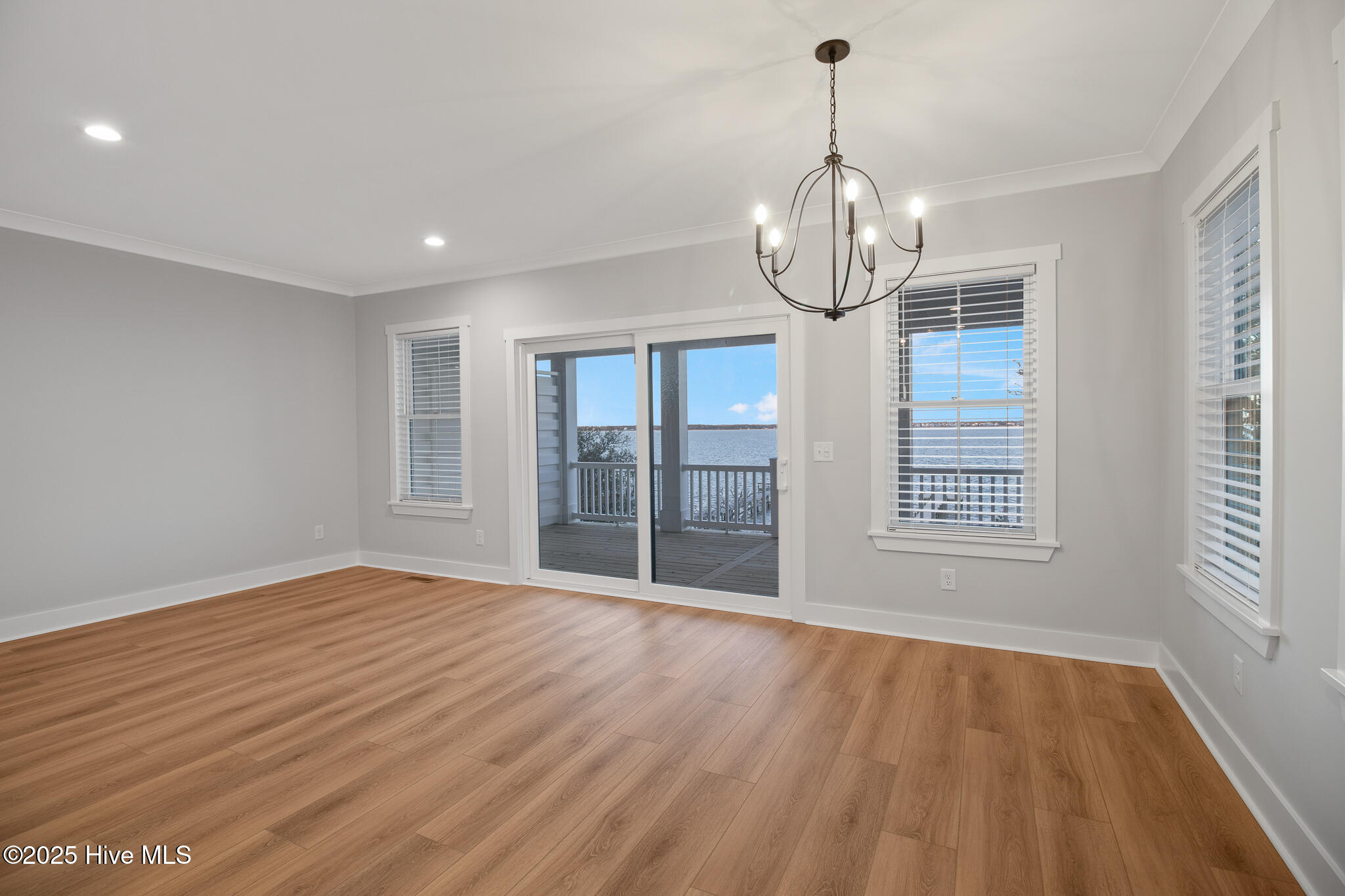 100545978 | Photo 17