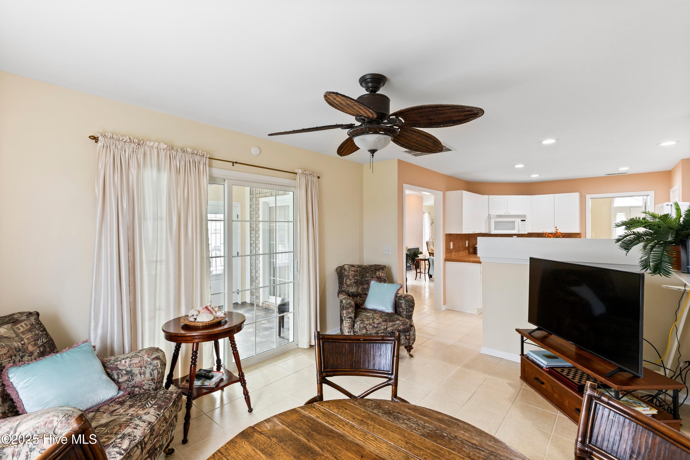 100528797 | Photo 15