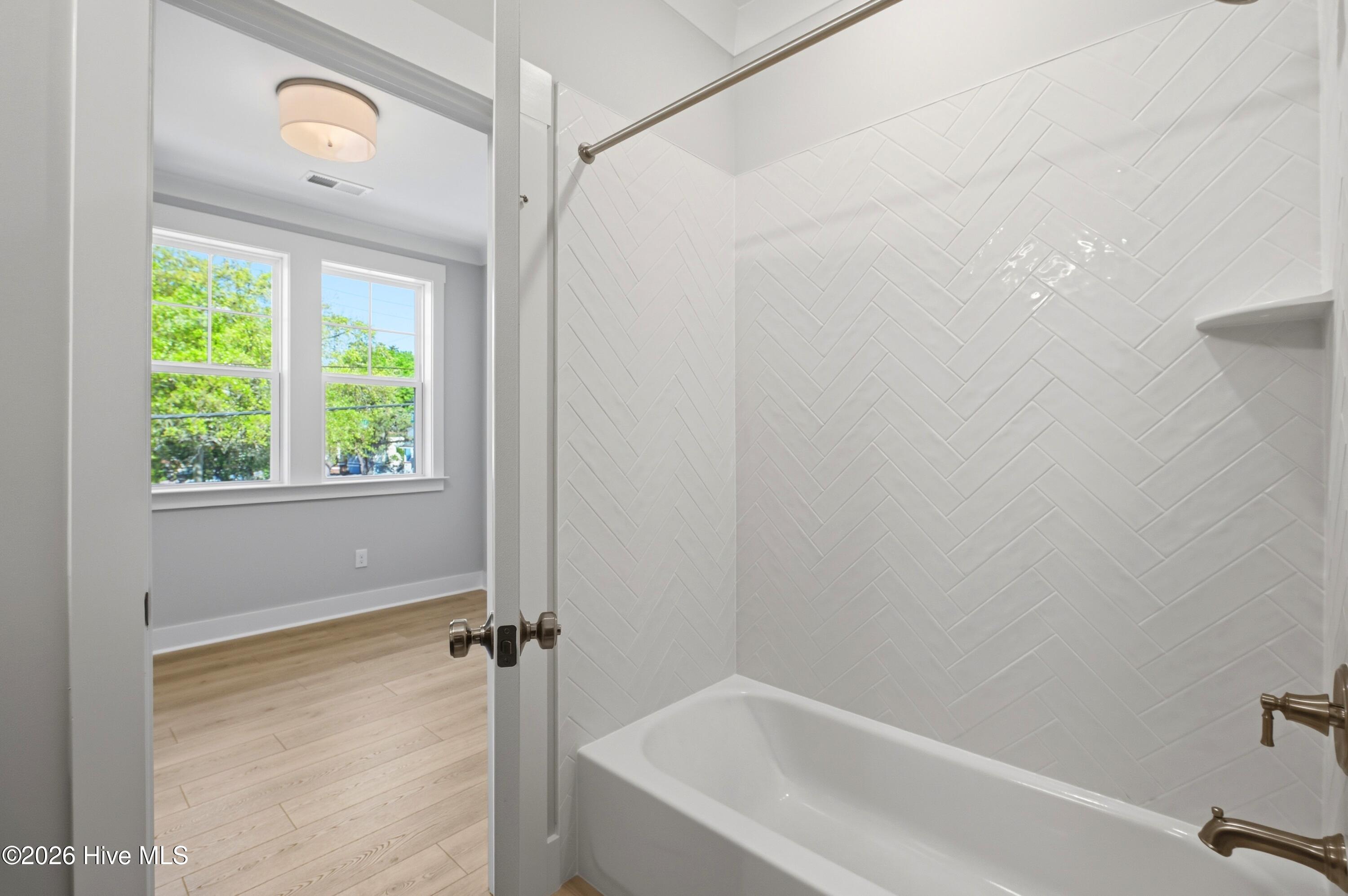 100566798 | Photo 31