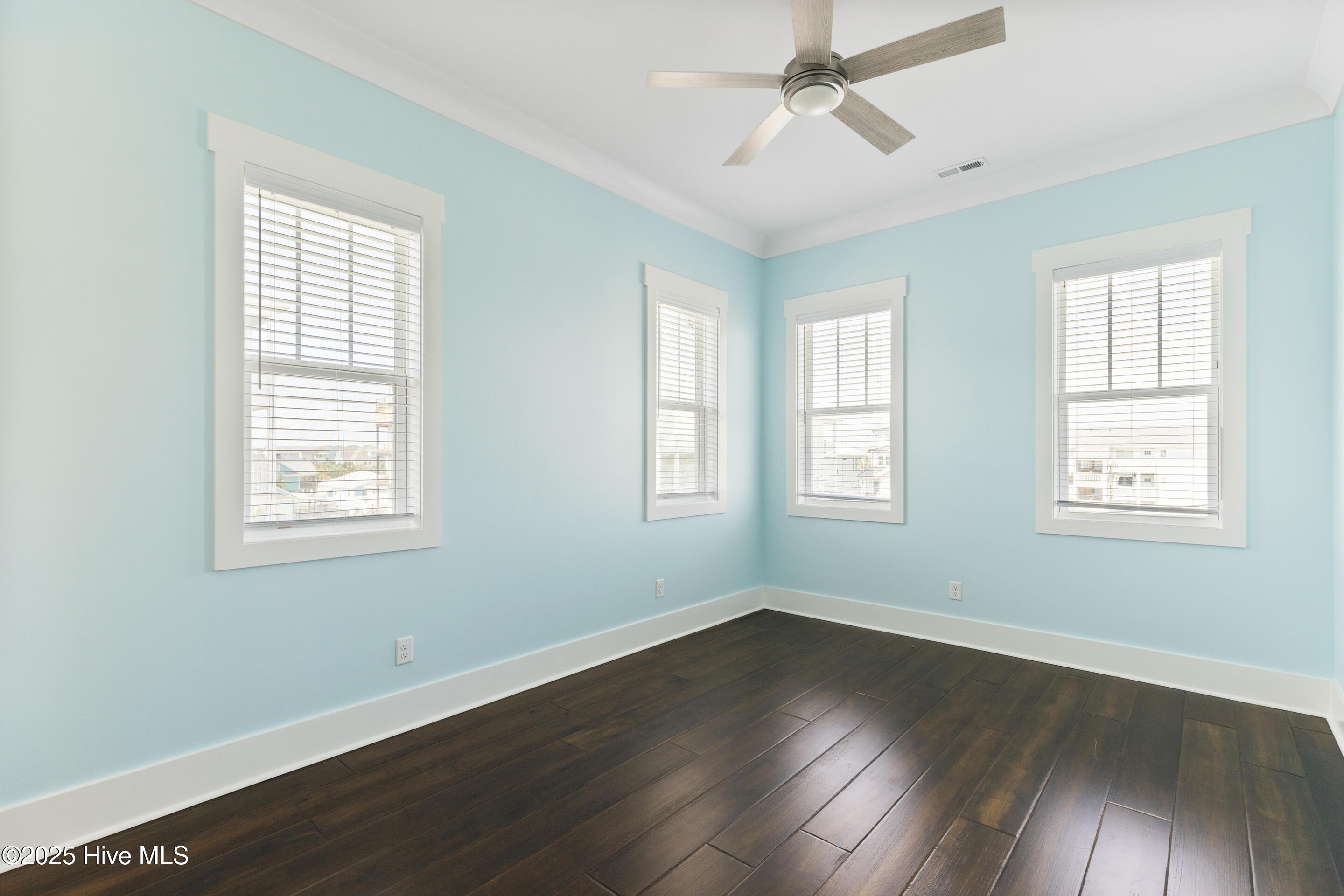 100546284 | Photo 35