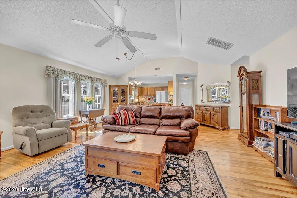 100558144 | Photo 12