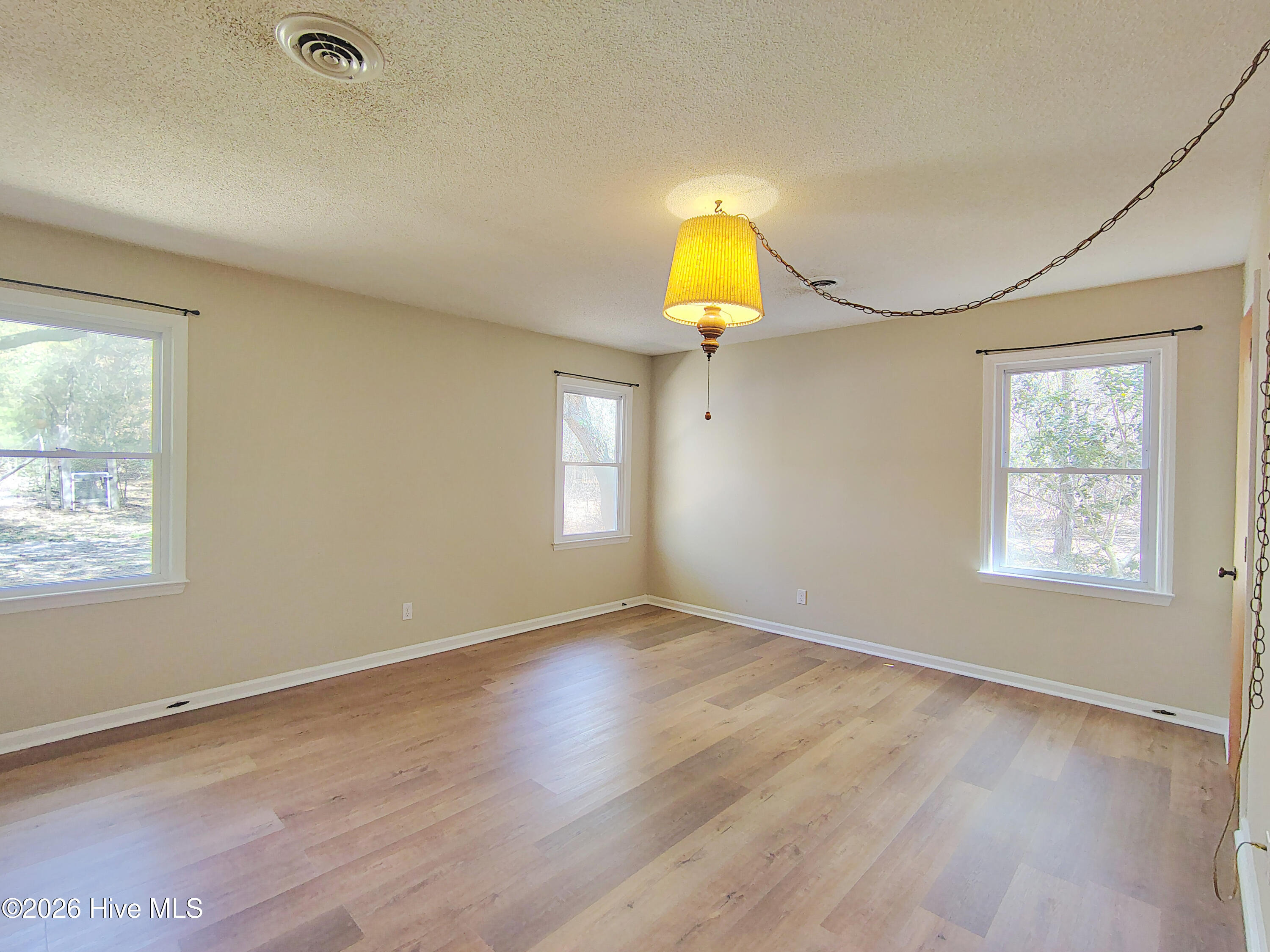 100566737 | Photo 15