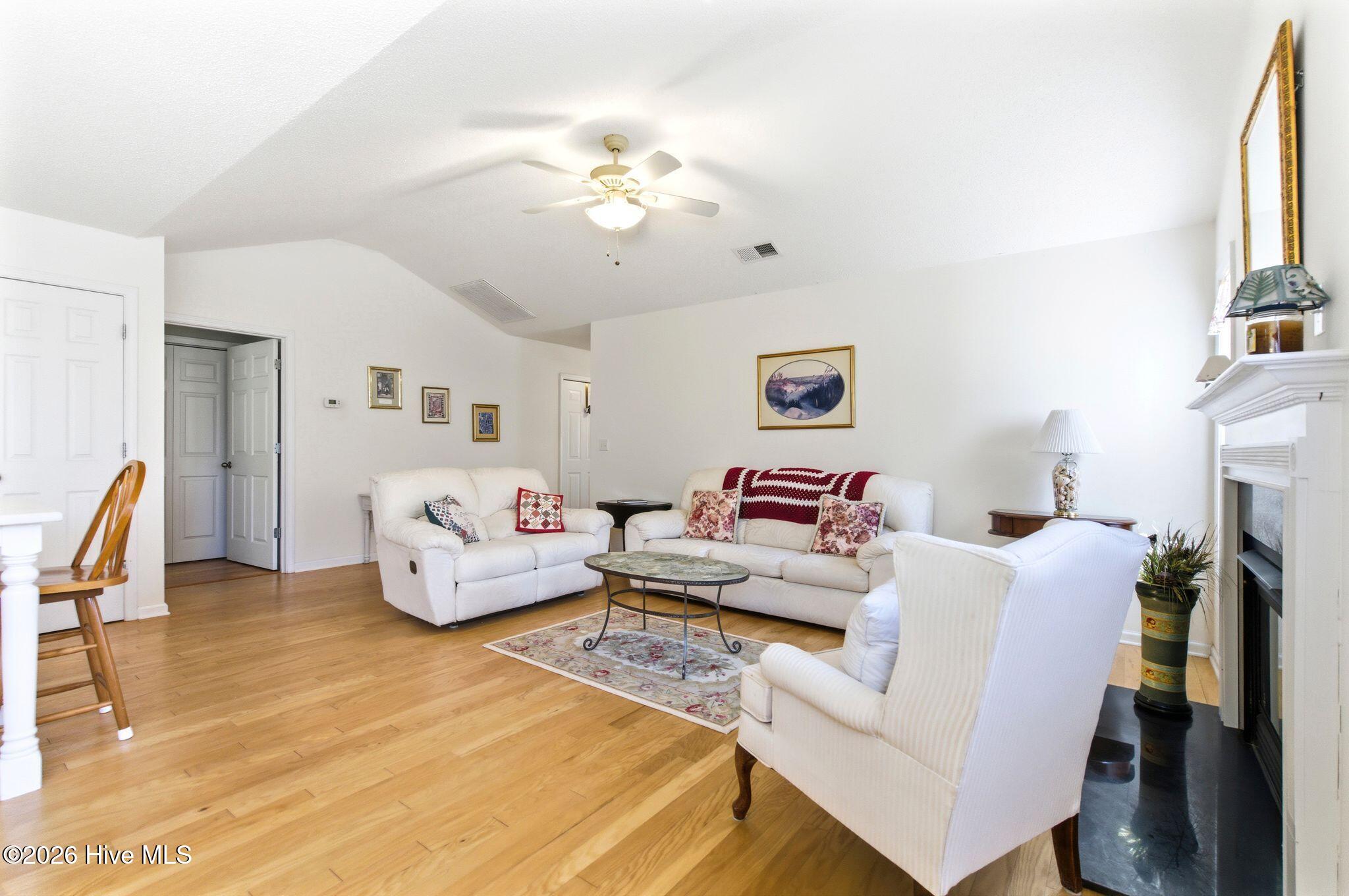 100562982 | Photo 10