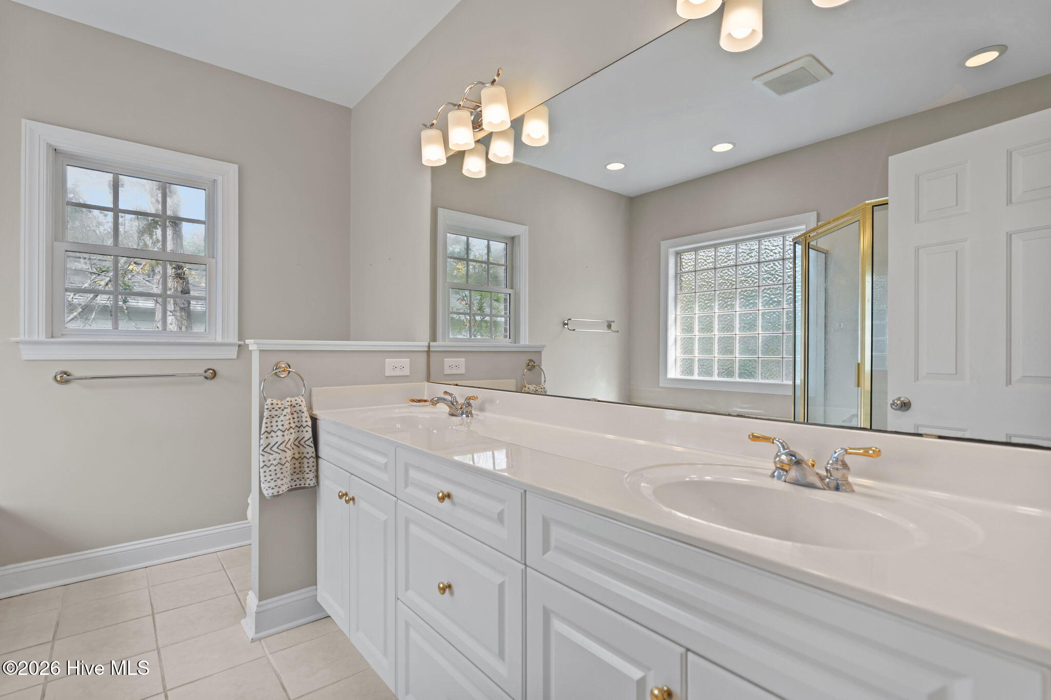 100562607 | Photo 34