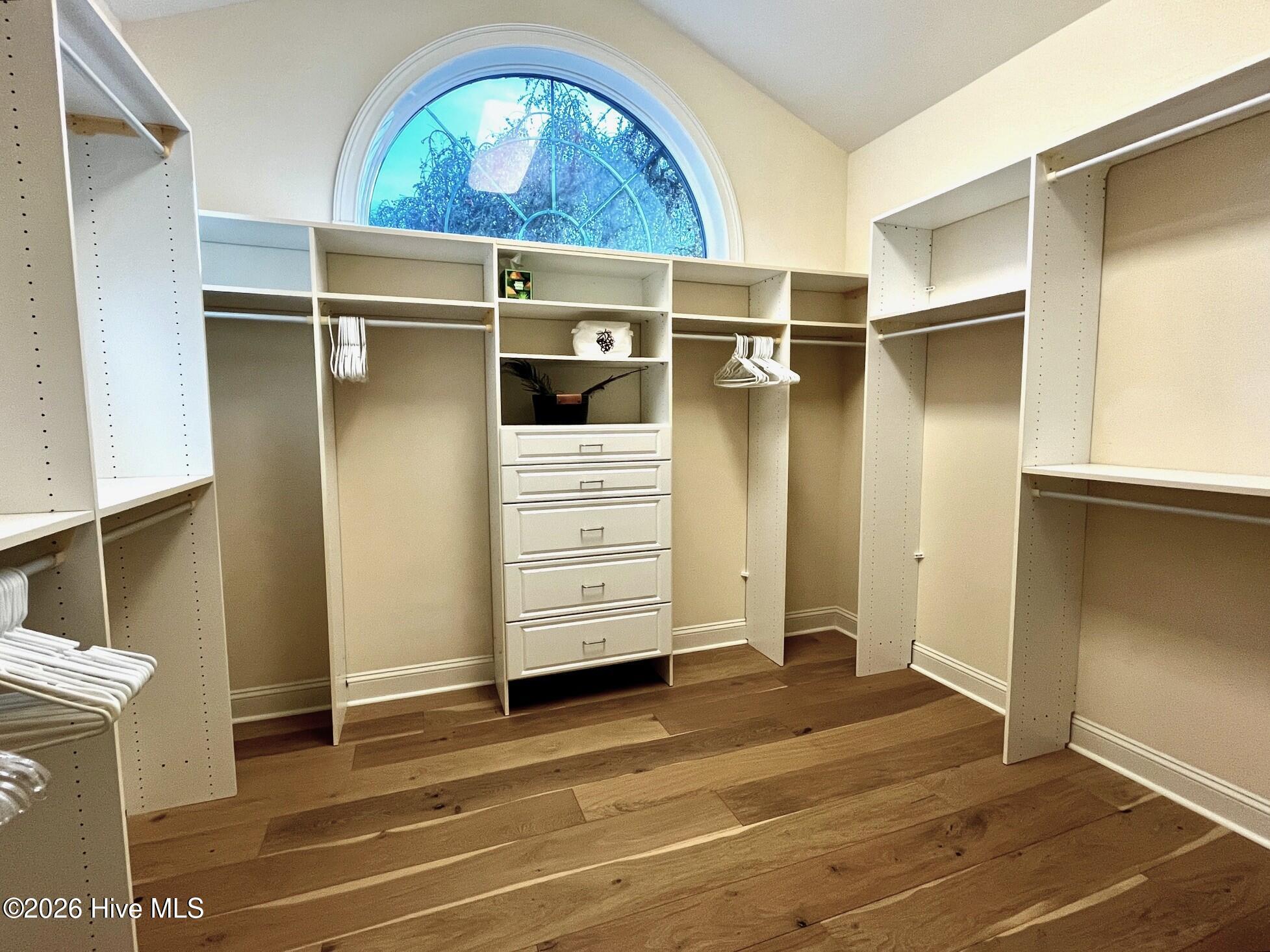 100566129 | Photo 28