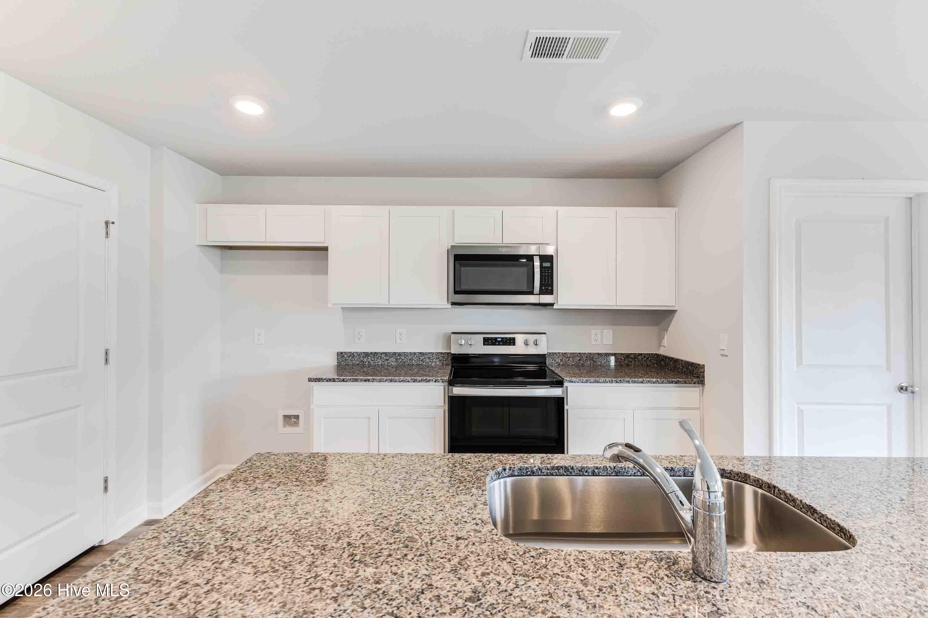 100569617 | Photo 14