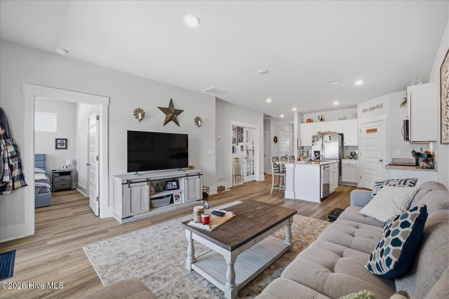 100568001 | Photo 32