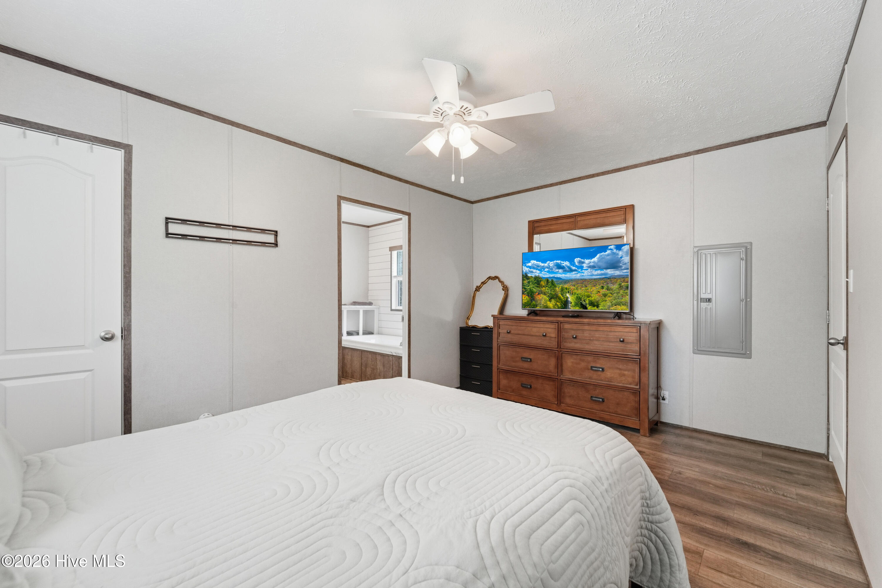 100566814 | Photo 53