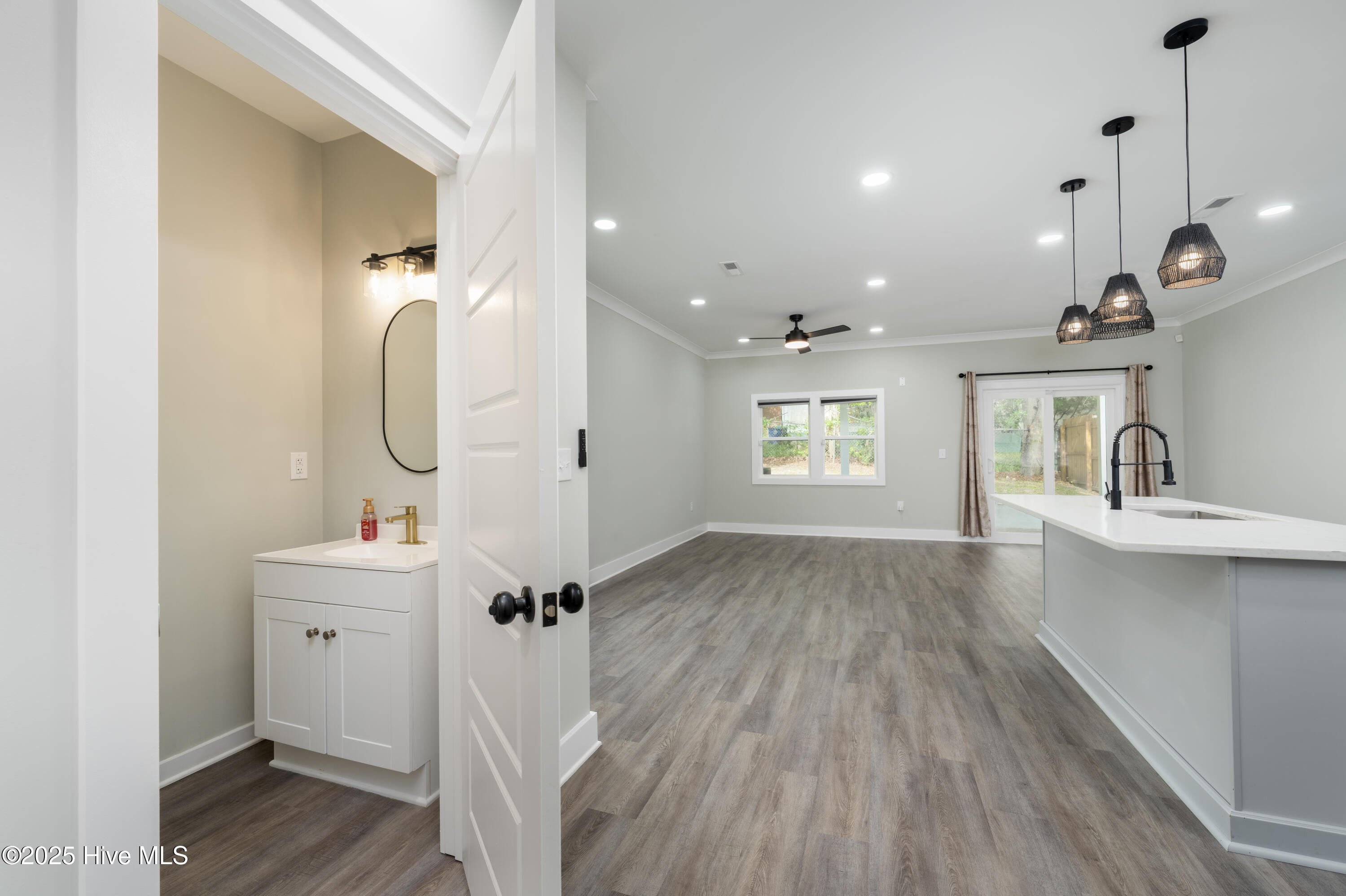 100550898 | Photo 10