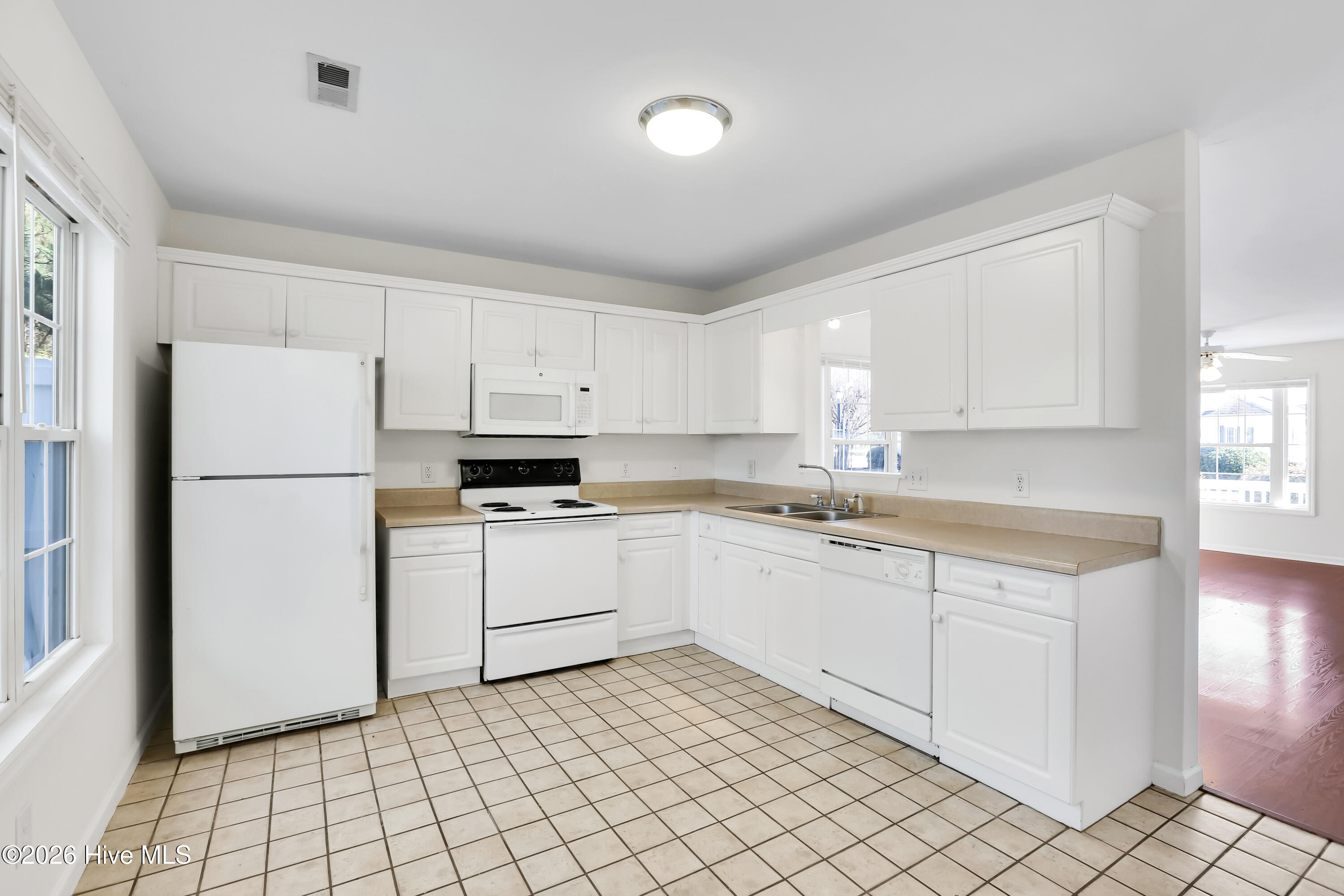 100548105 | Photo 13