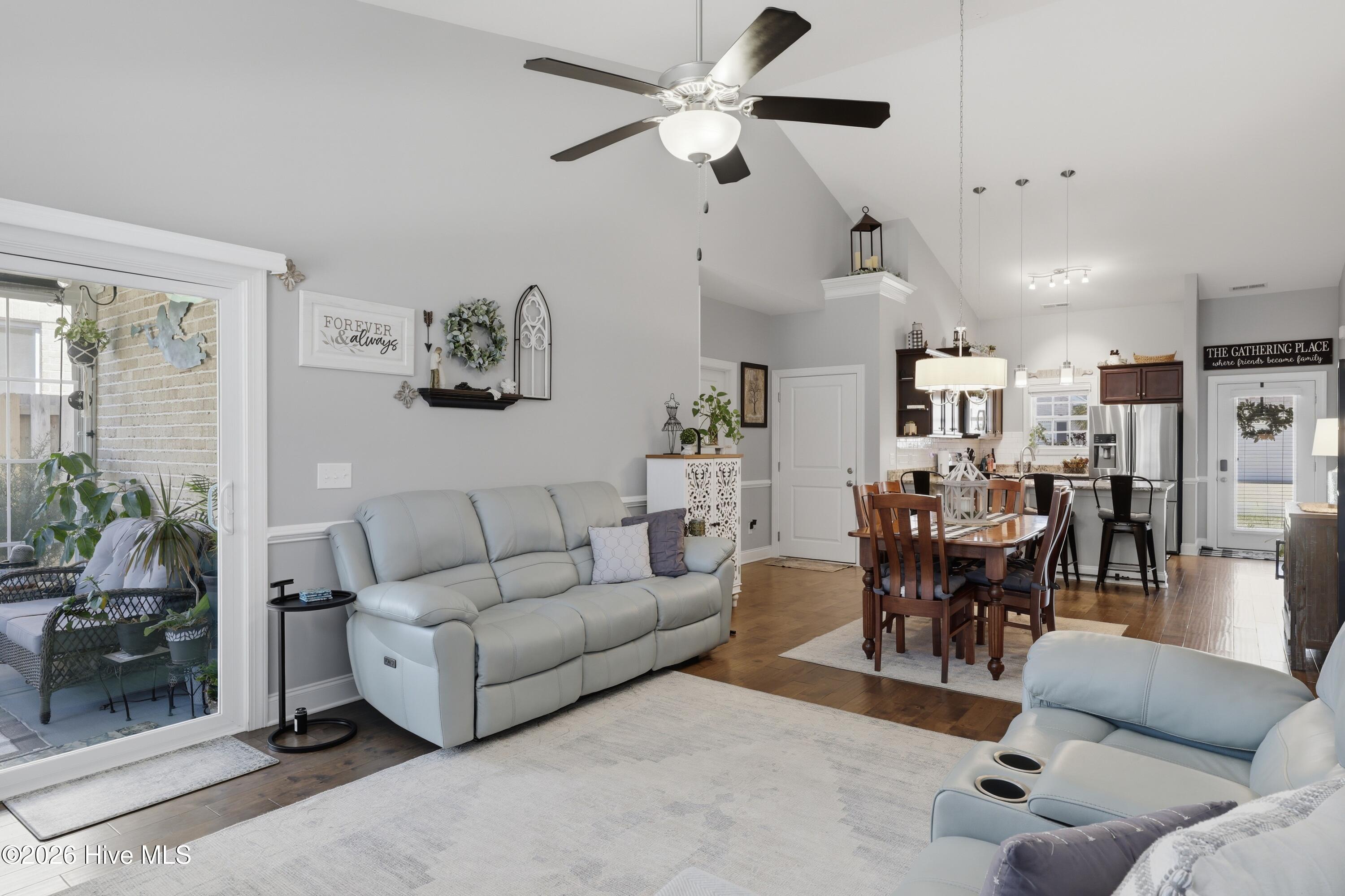 100561960 | Photo 14