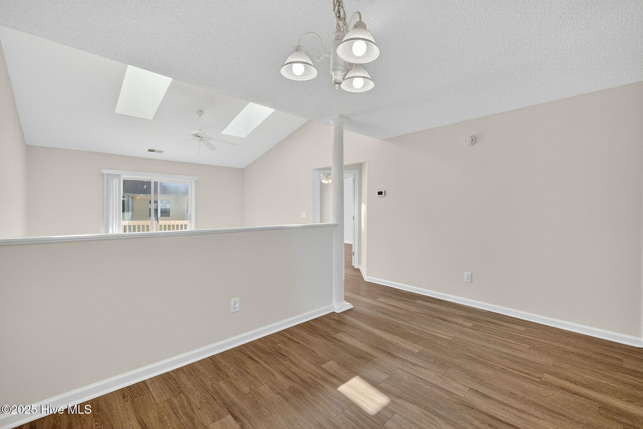 100537353 | Photo 12