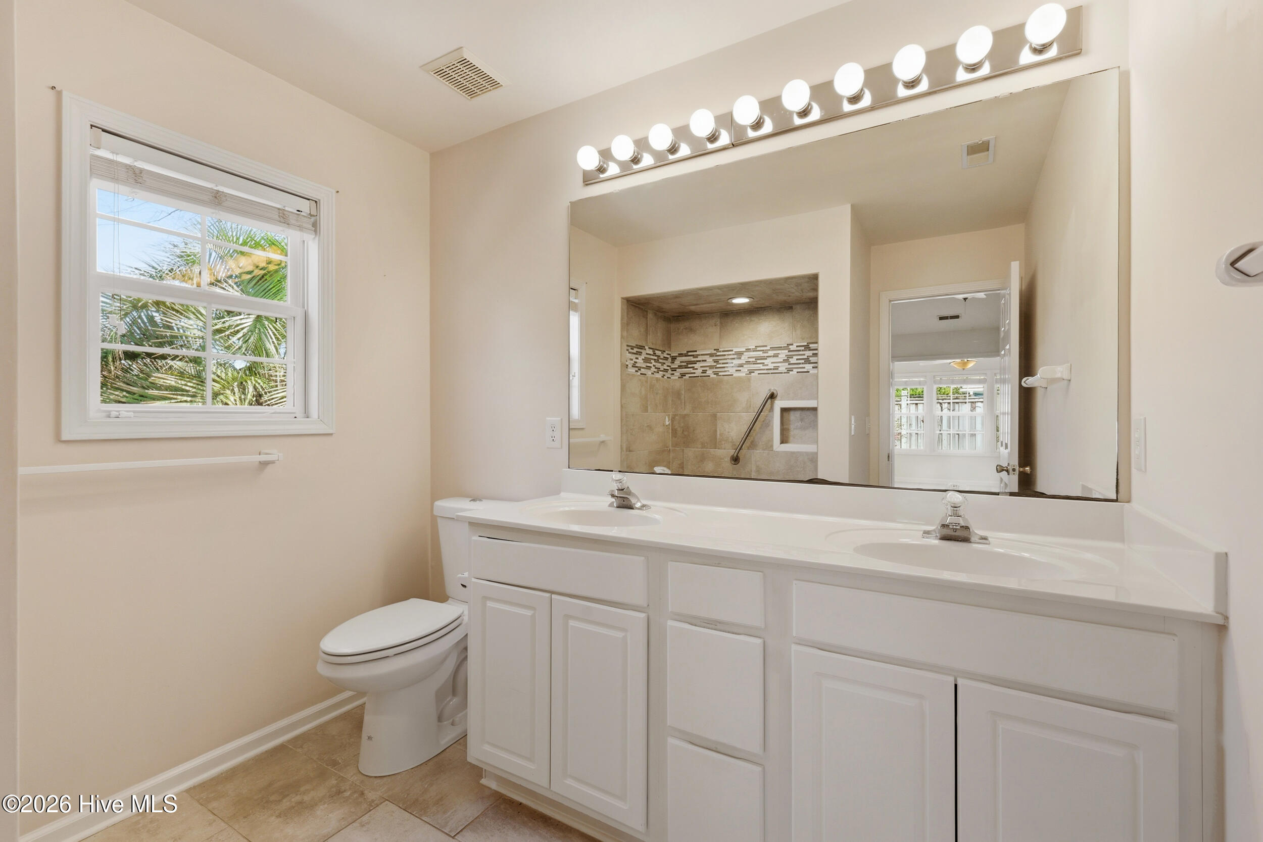 100511628 | Photo 23