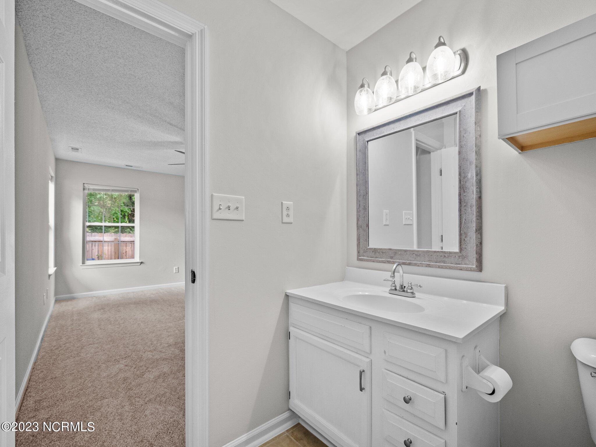 100556244 | Photo 33