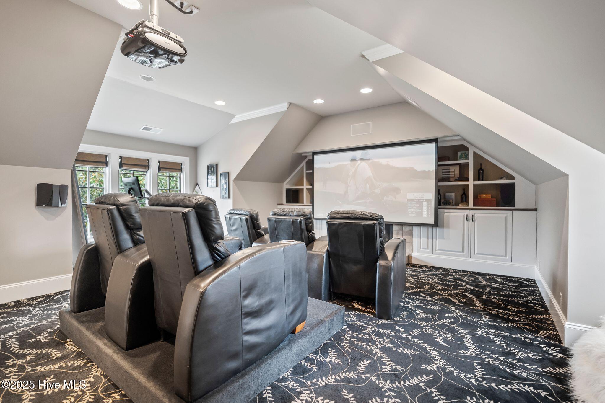 100530857 | Photo 42