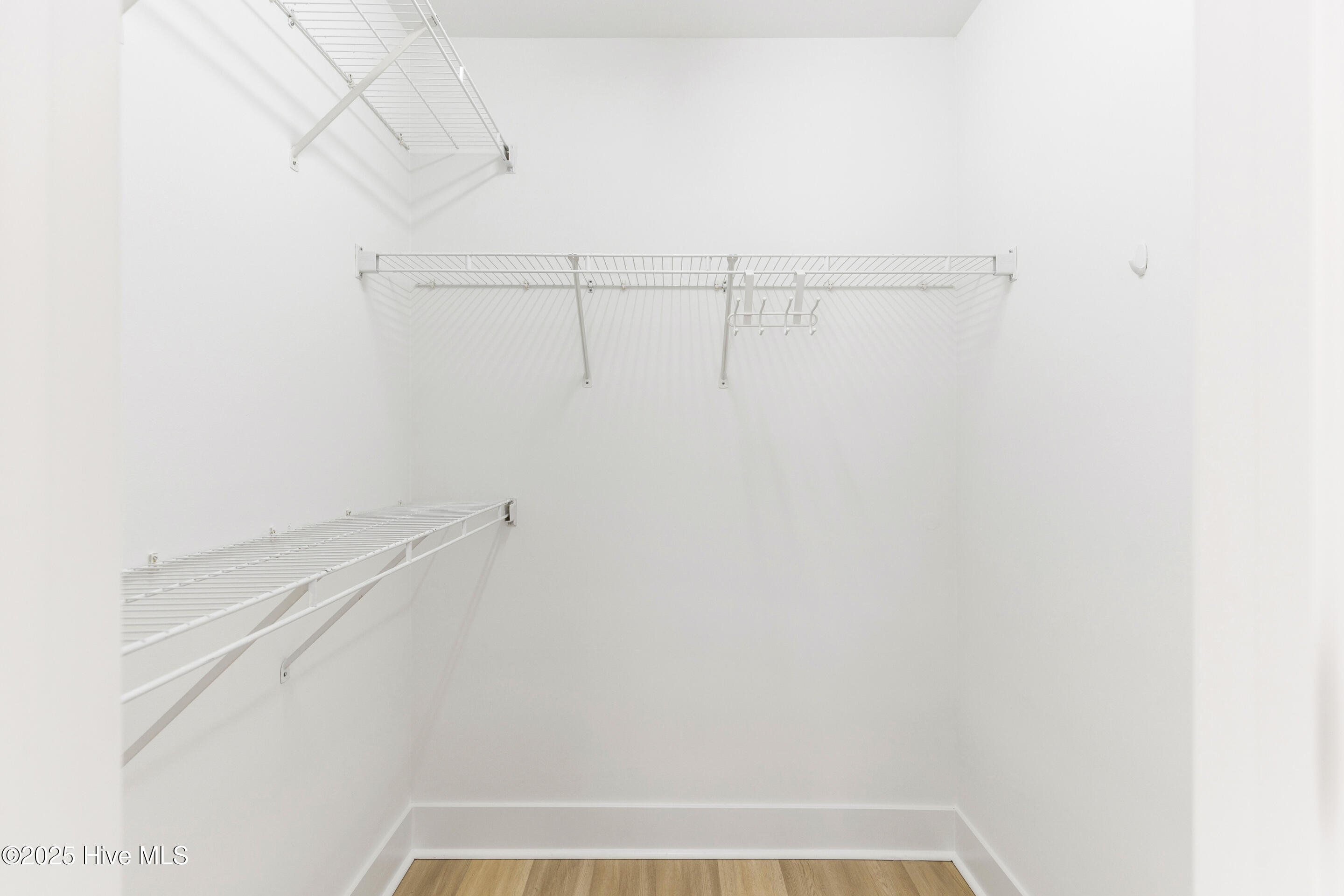 100548000 | Photo 35