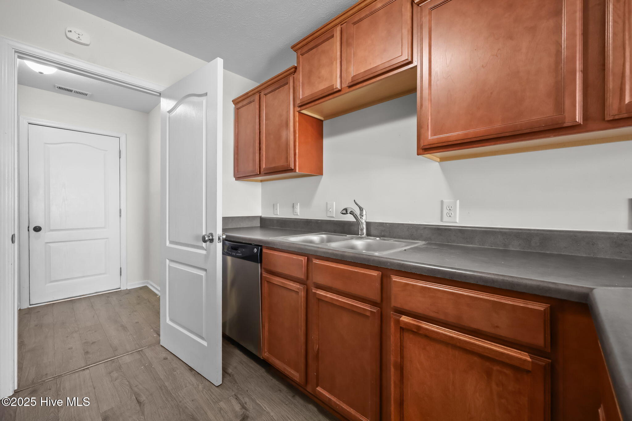 25-web-or-mls-203 Seville St. 66