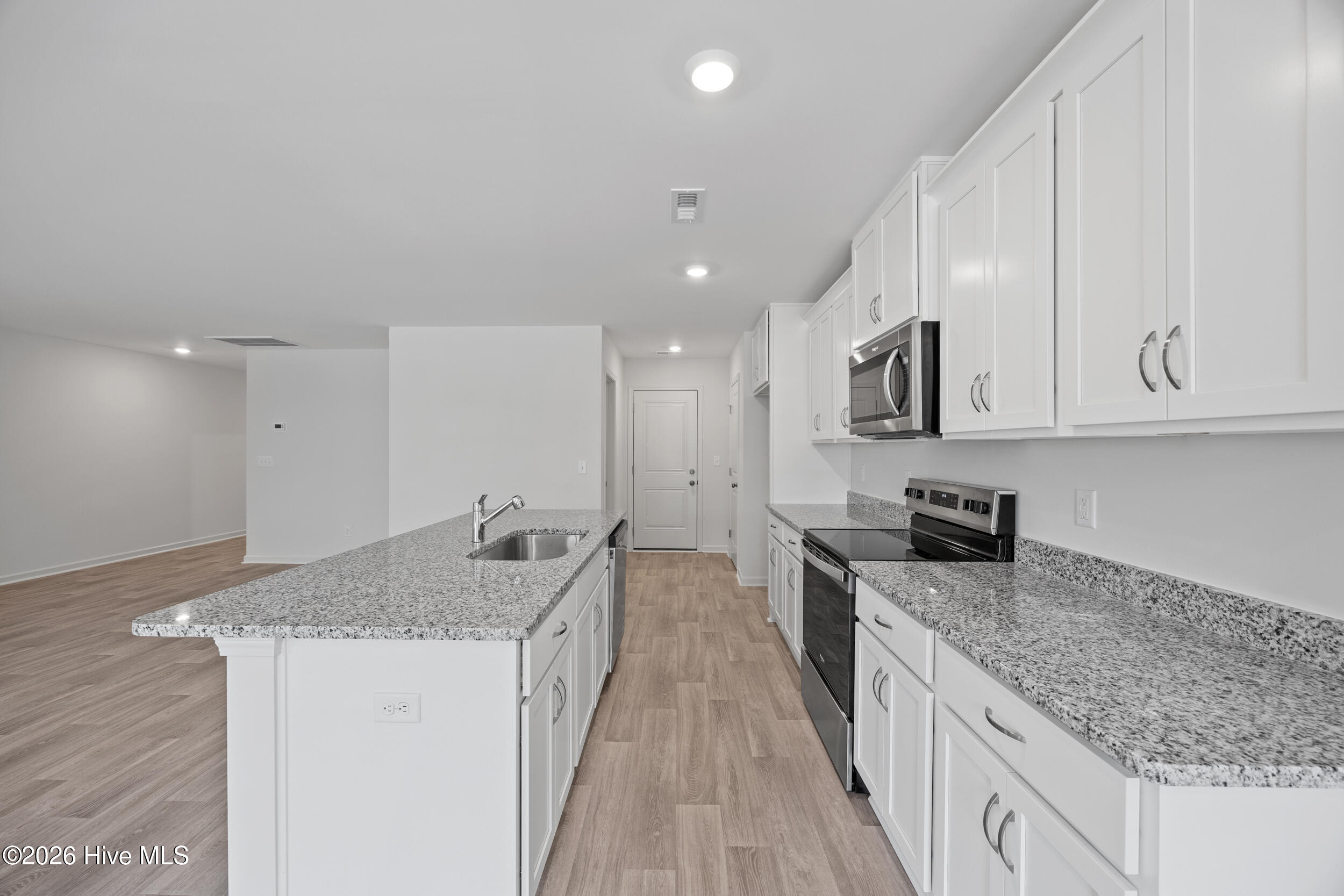 100570043 | Photo 18