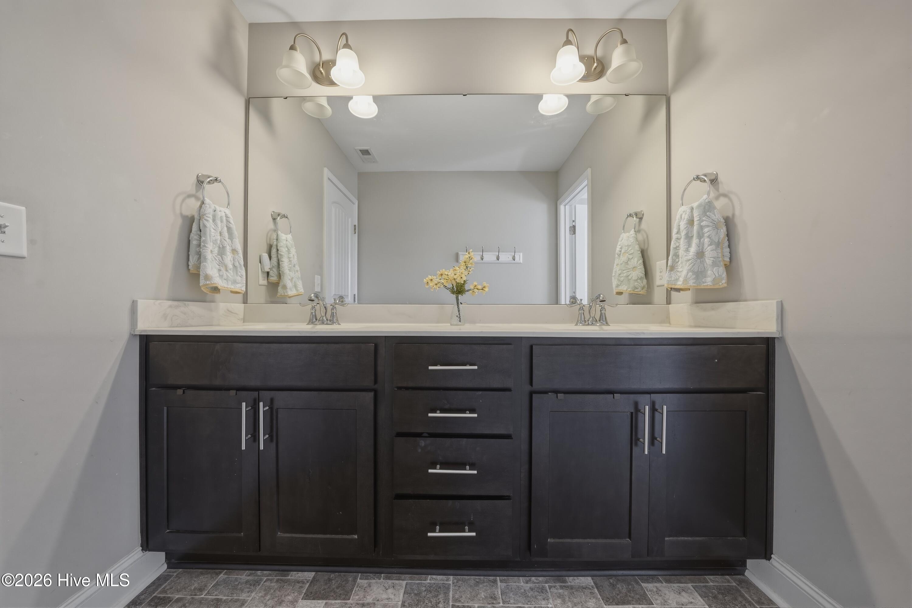 100557354 | Photo 58