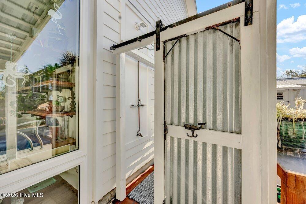 100561584 | Photo 38