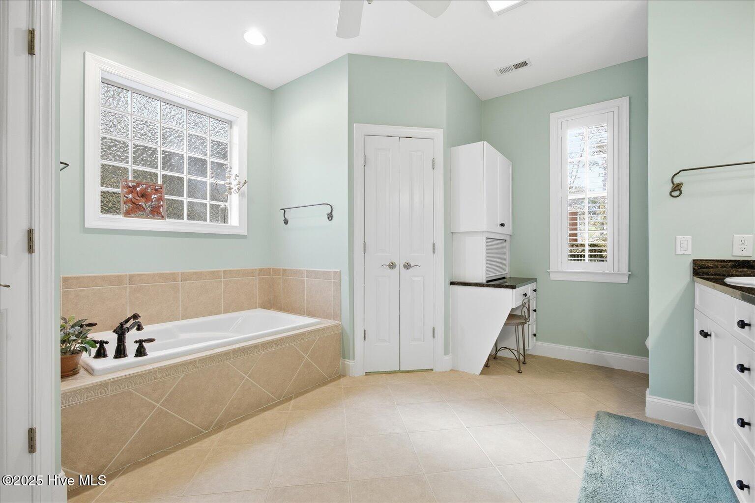 100543619 | Photo 27