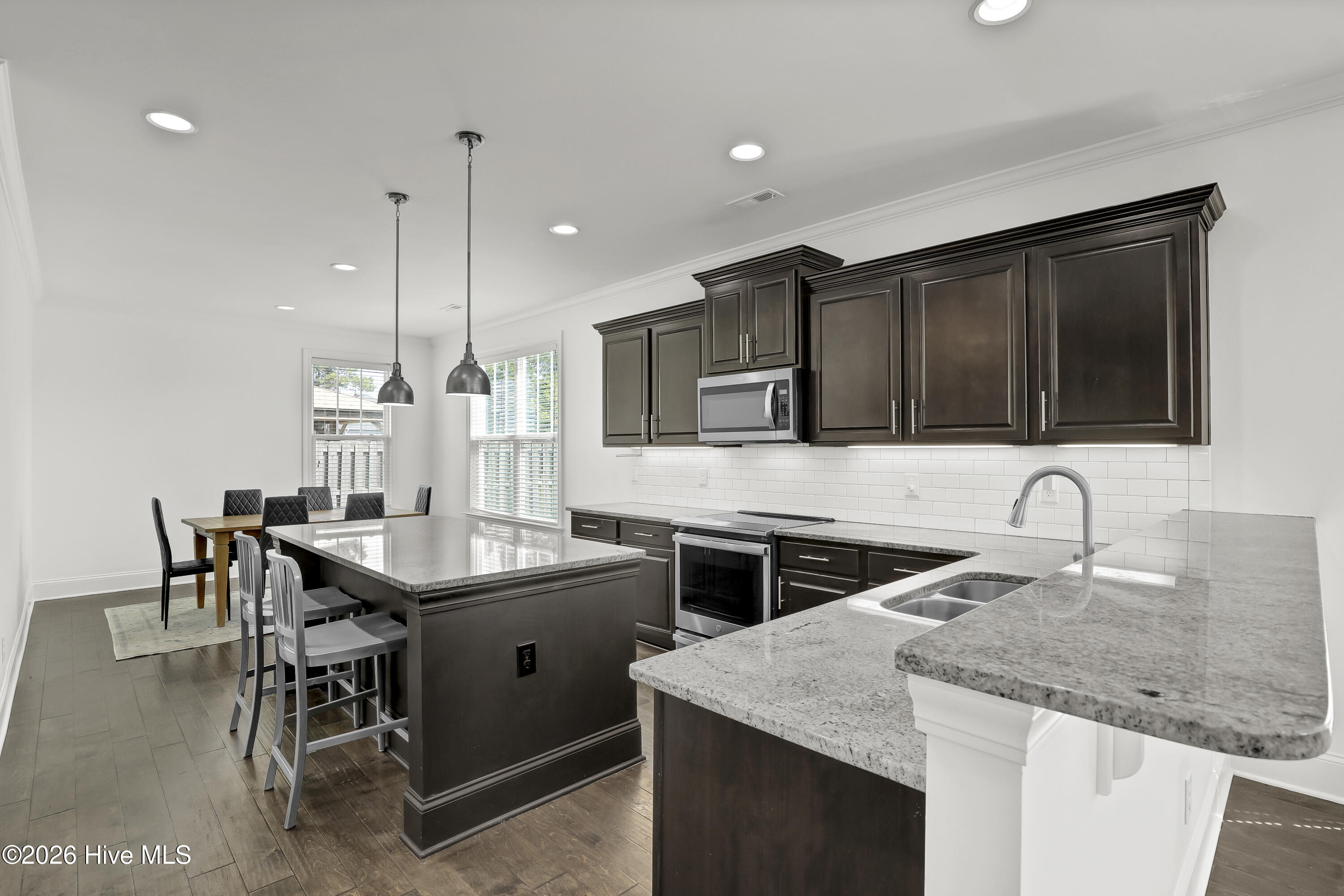 100569248 | Photo 12