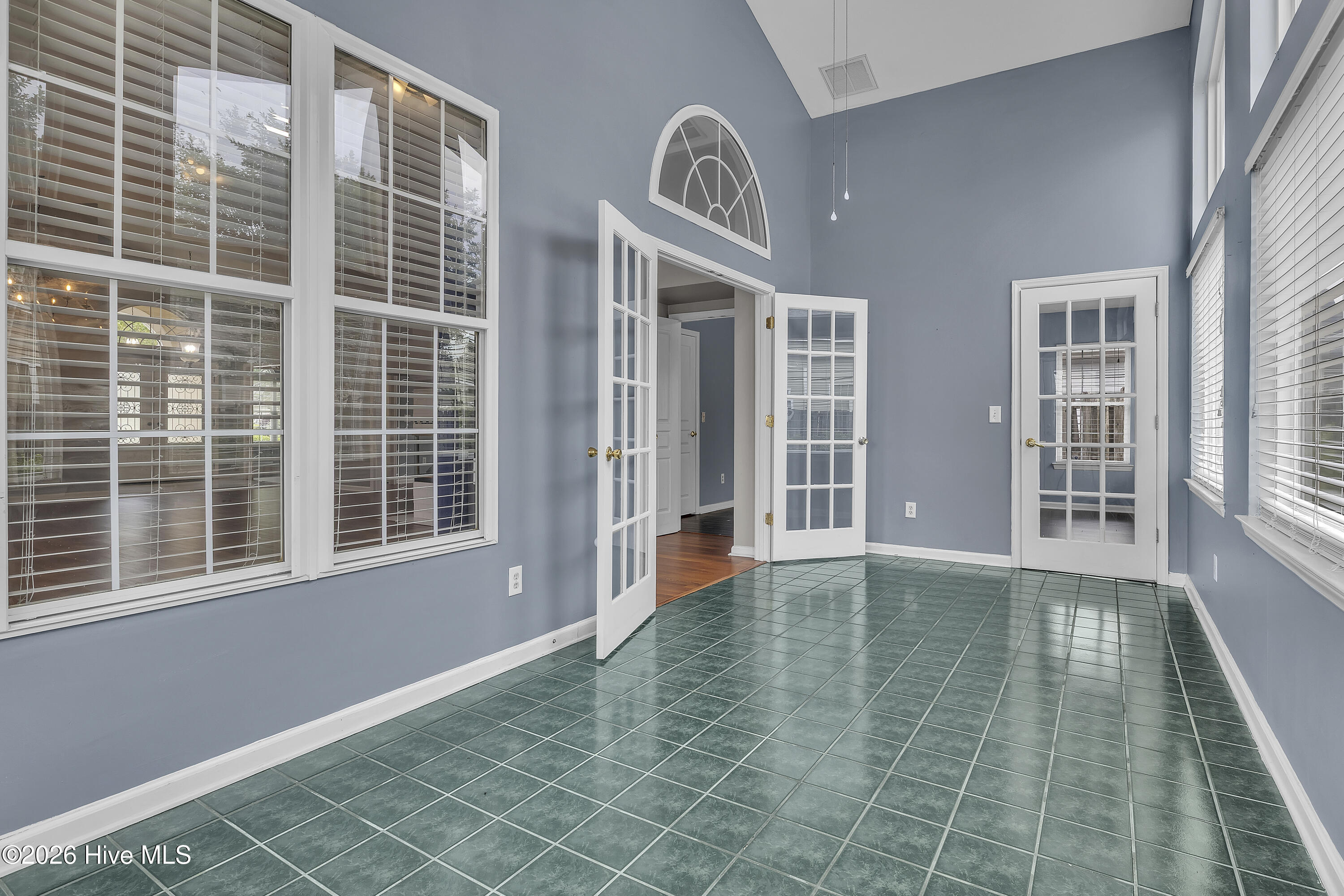 100560677 | Photo 31