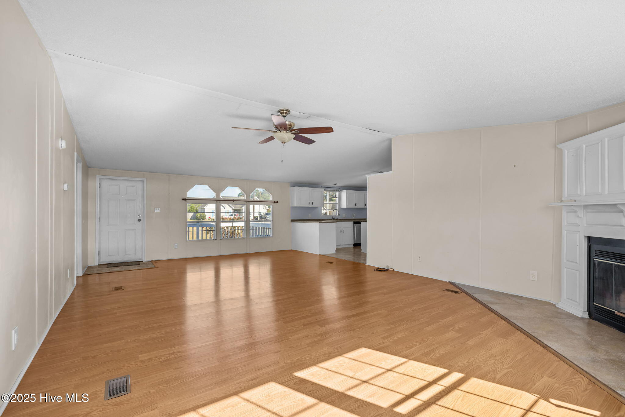 100540304 | Photo 38