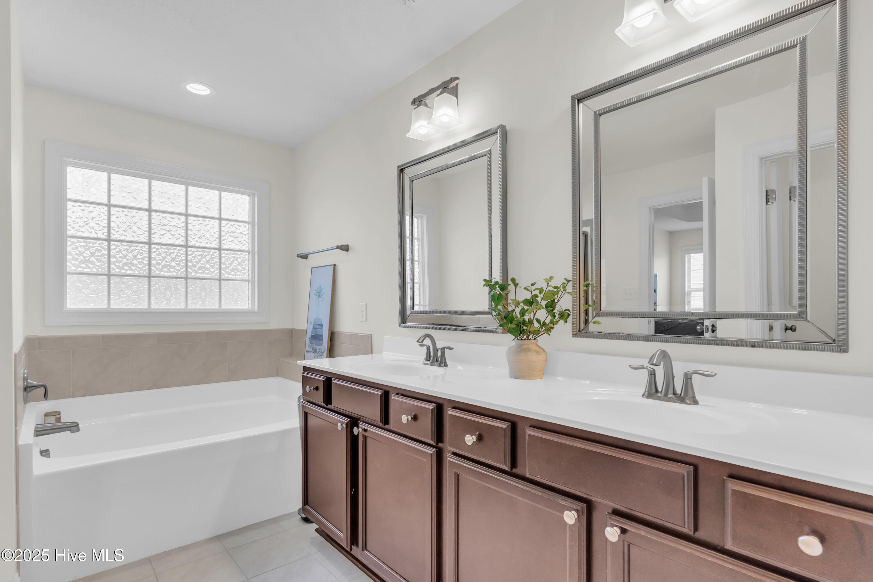 100534208 | Photo 22