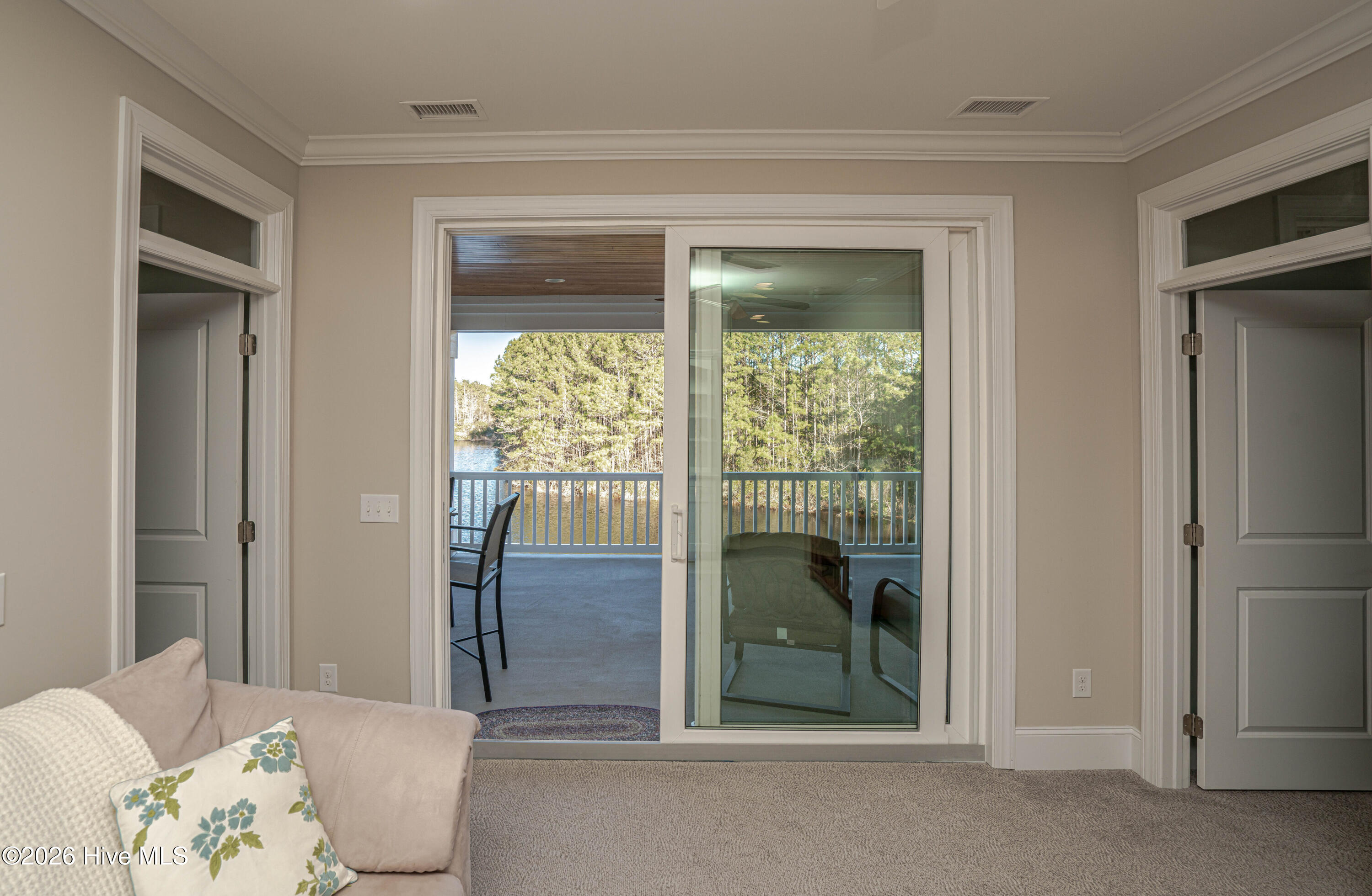 100550389 | Photo 62