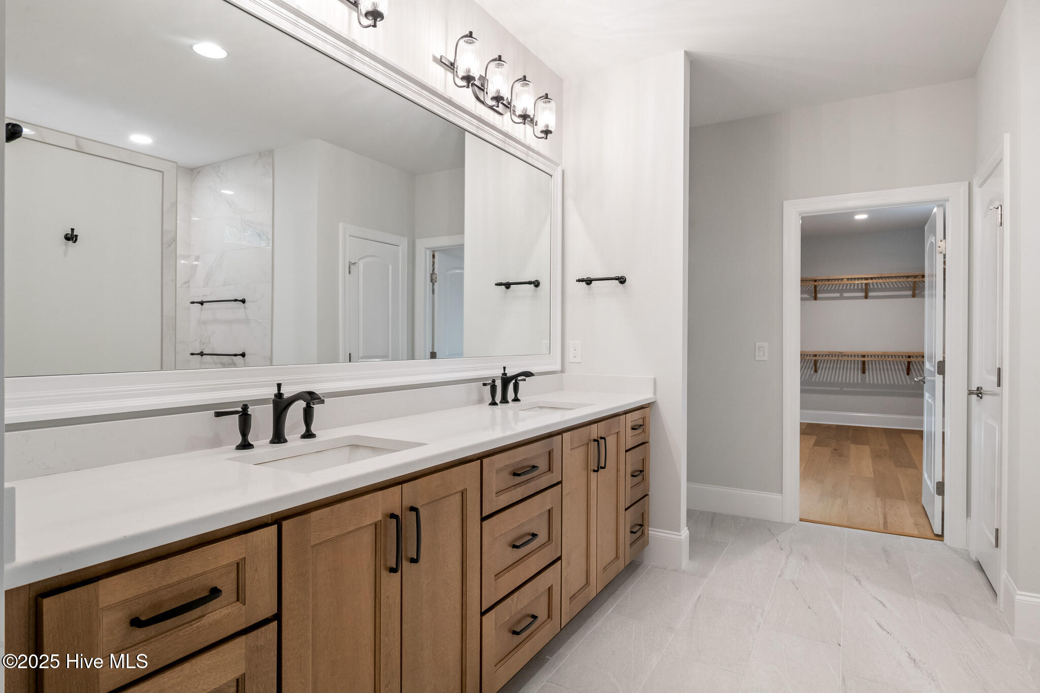 100535512 | Photo 23