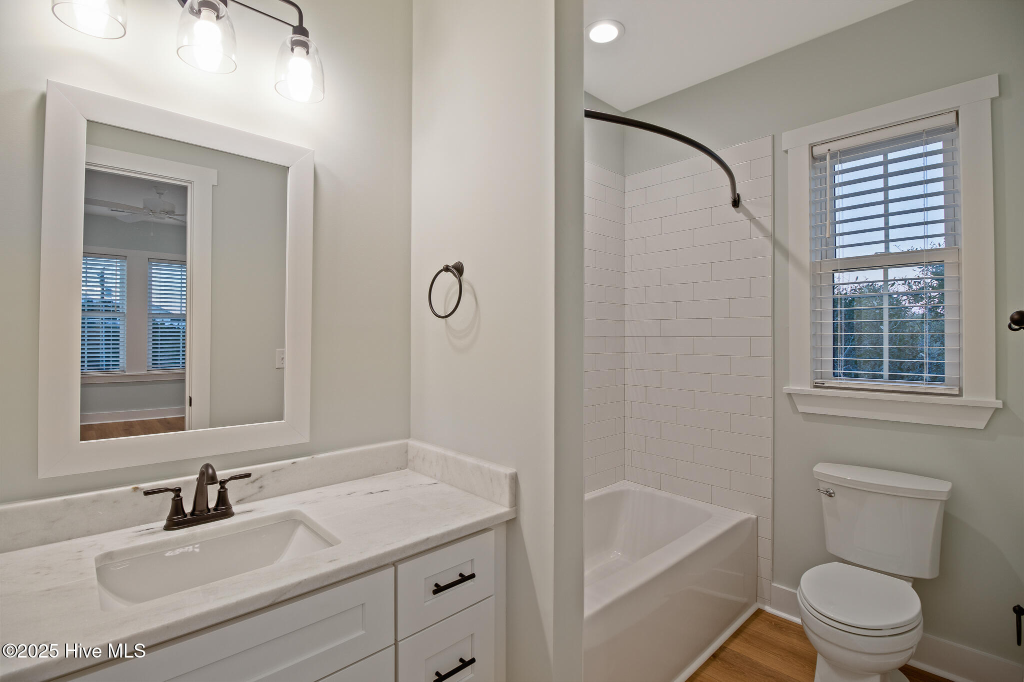 100545978 | Photo 30