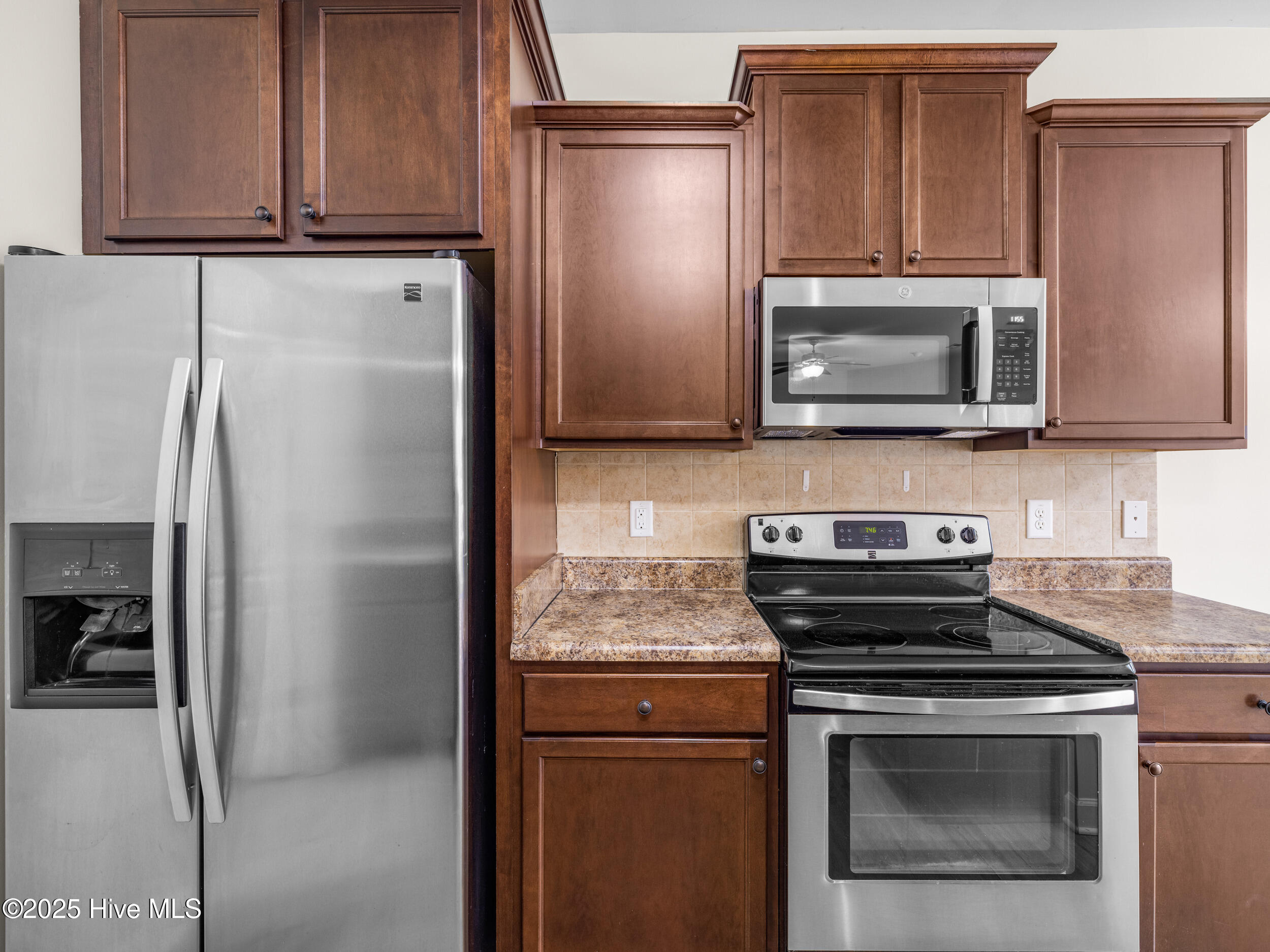 100533825 | Photo 16