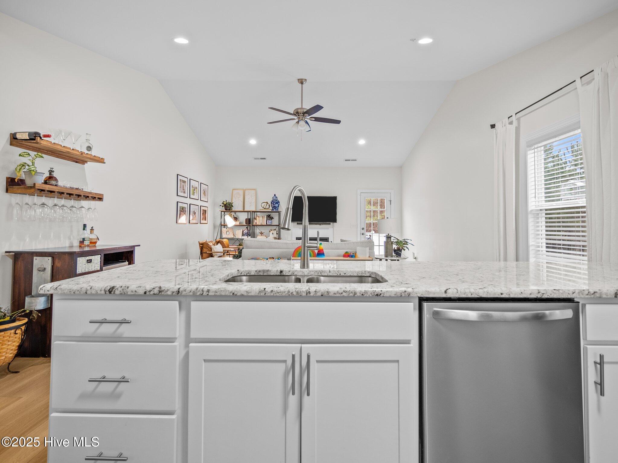 100565720 | Photo 26