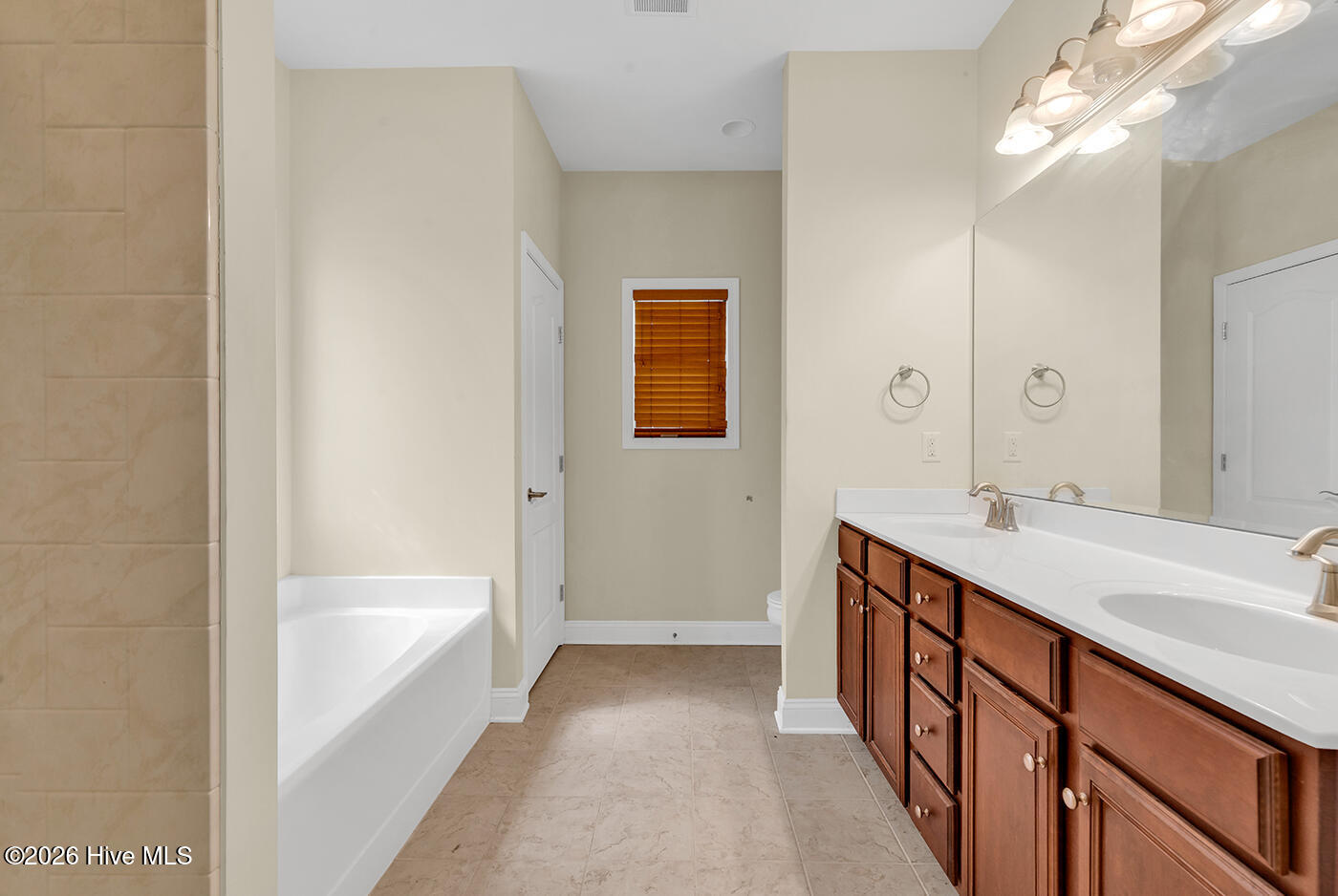 100566438 | Photo 15