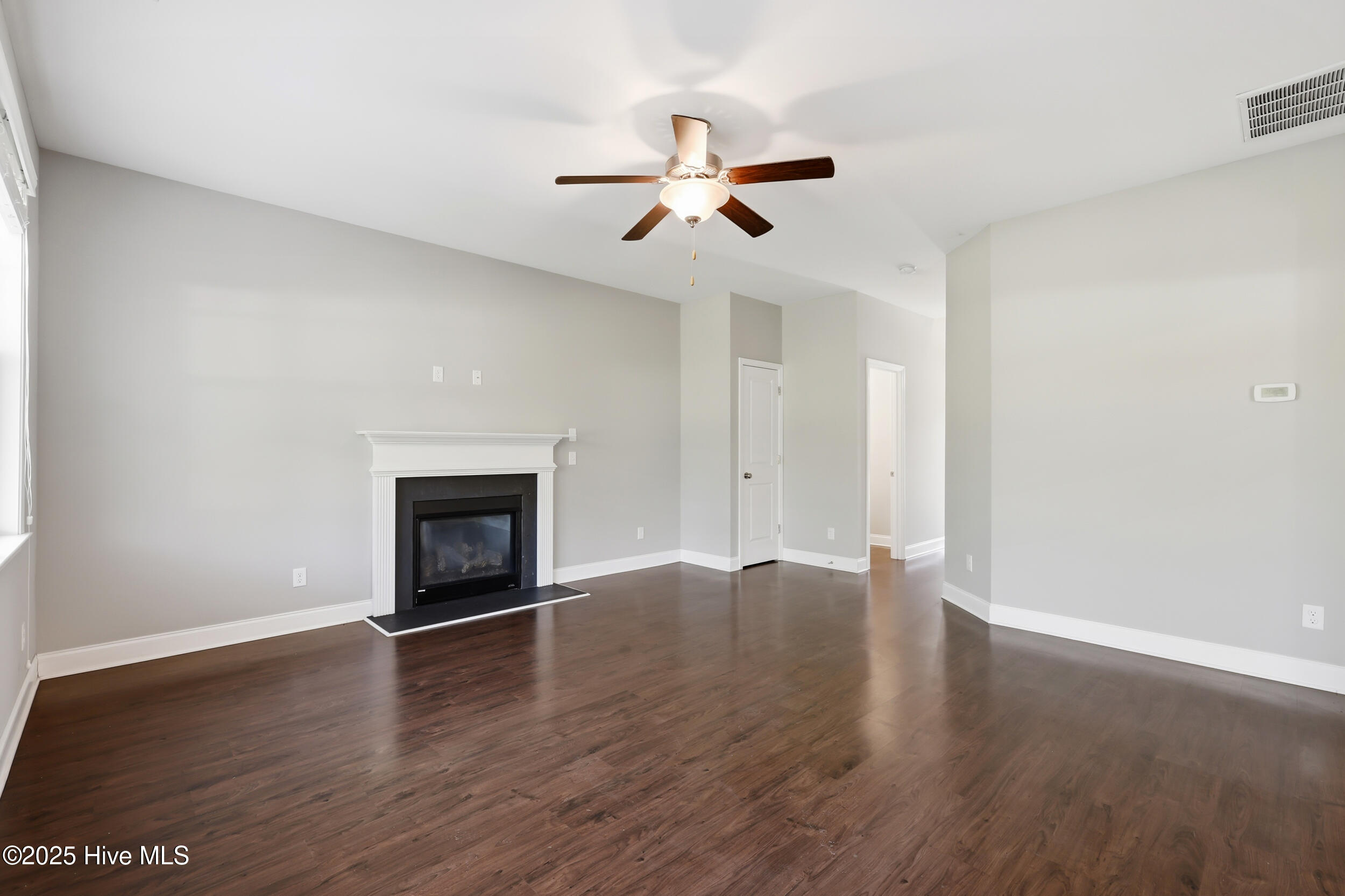 100537406 | Photo 11