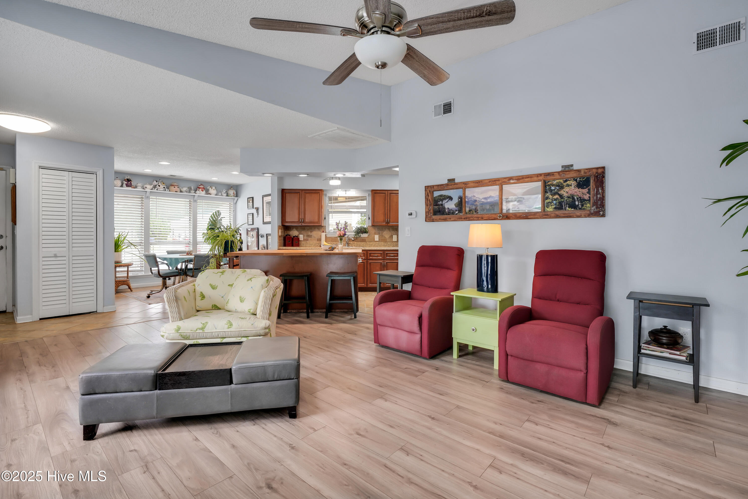 100530098 | Photo 14