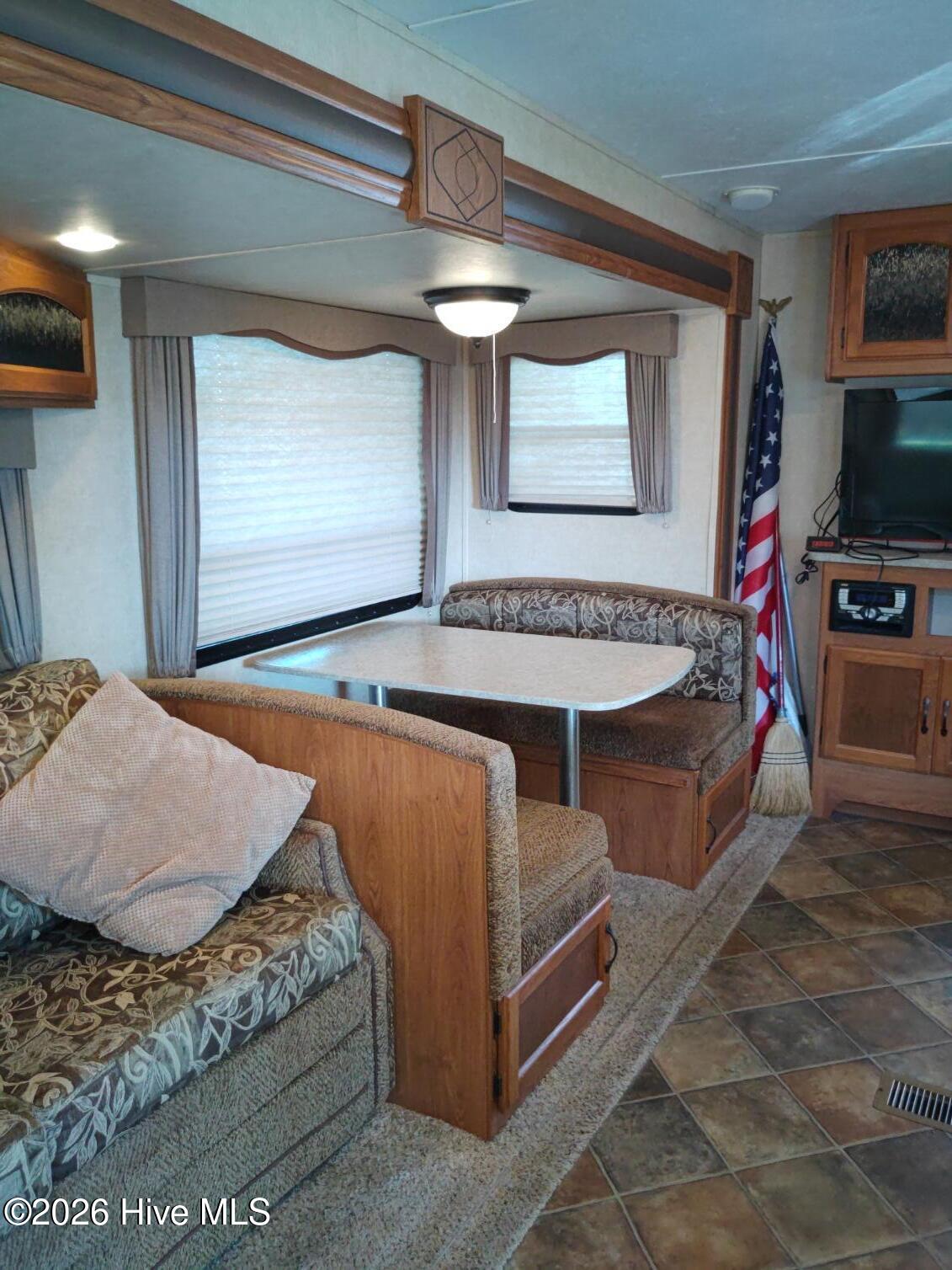 100567863 | Photo 21