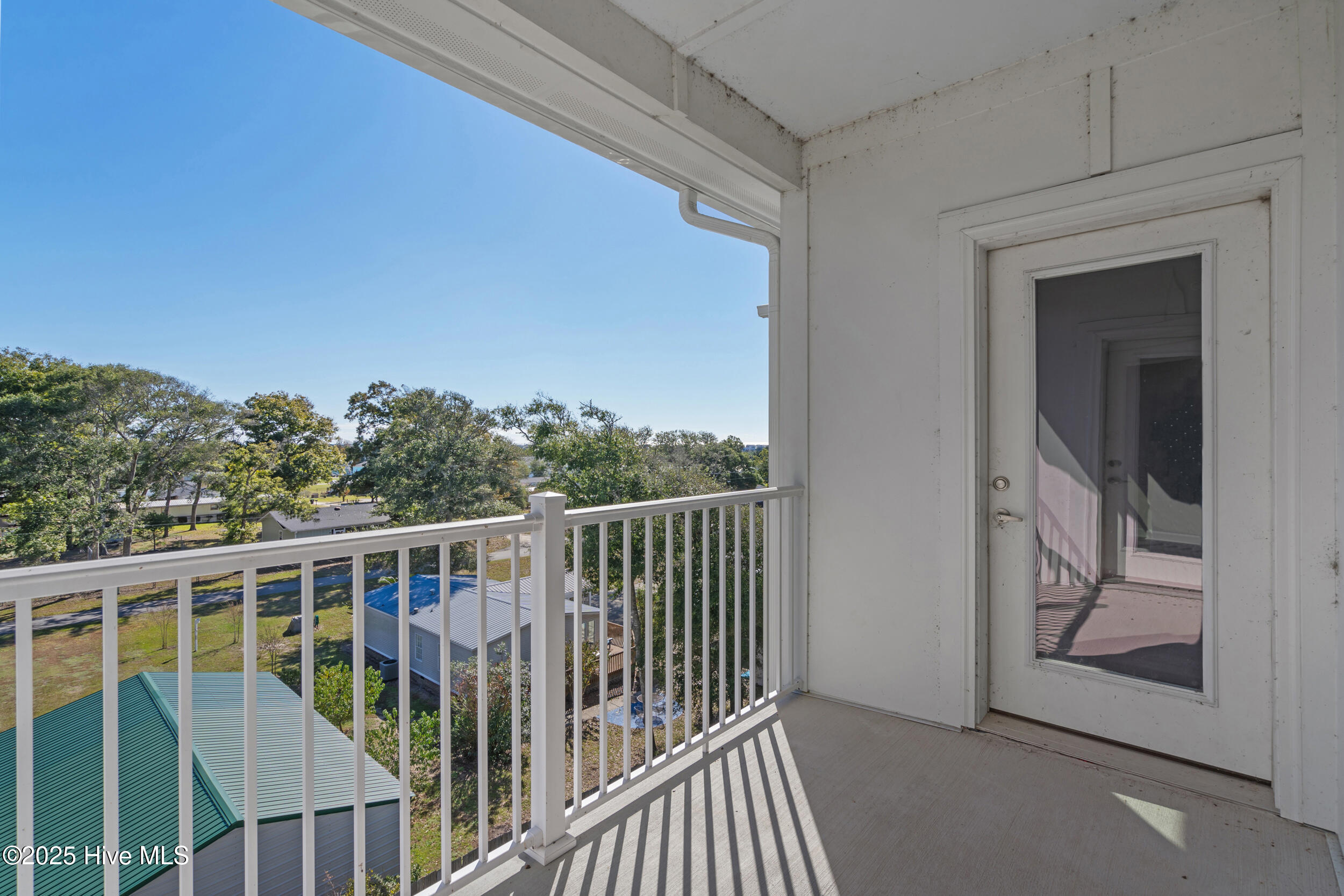 100539009 | Photo 21