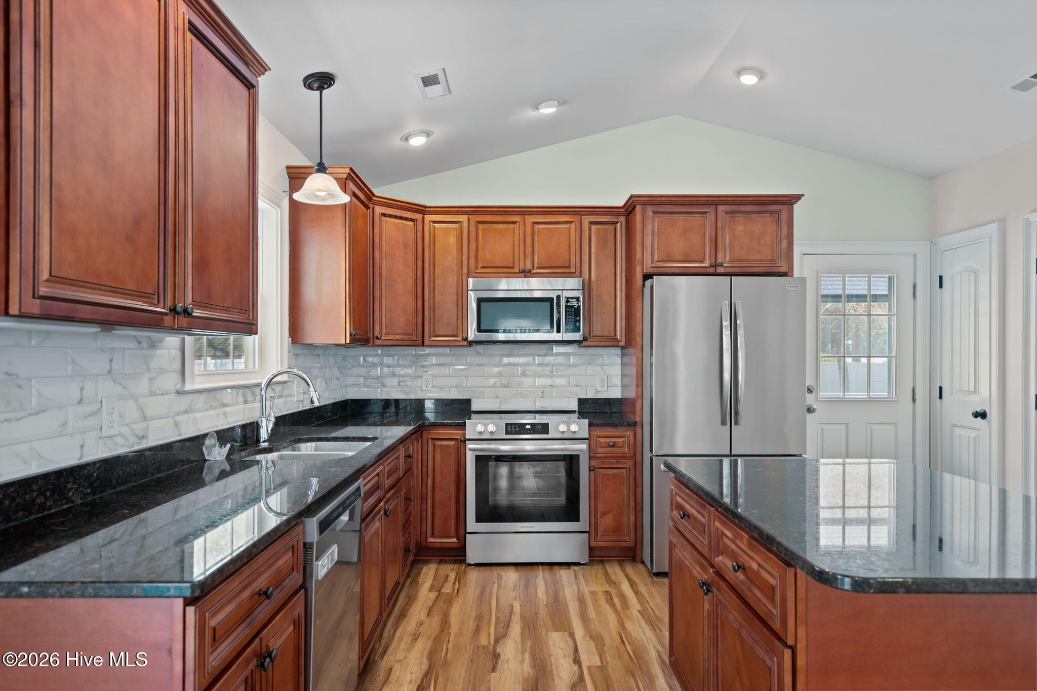 100566759 | Photo 17