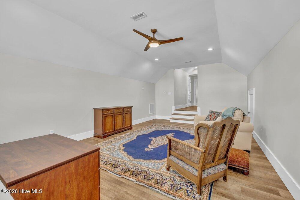 100561379 | Photo 37