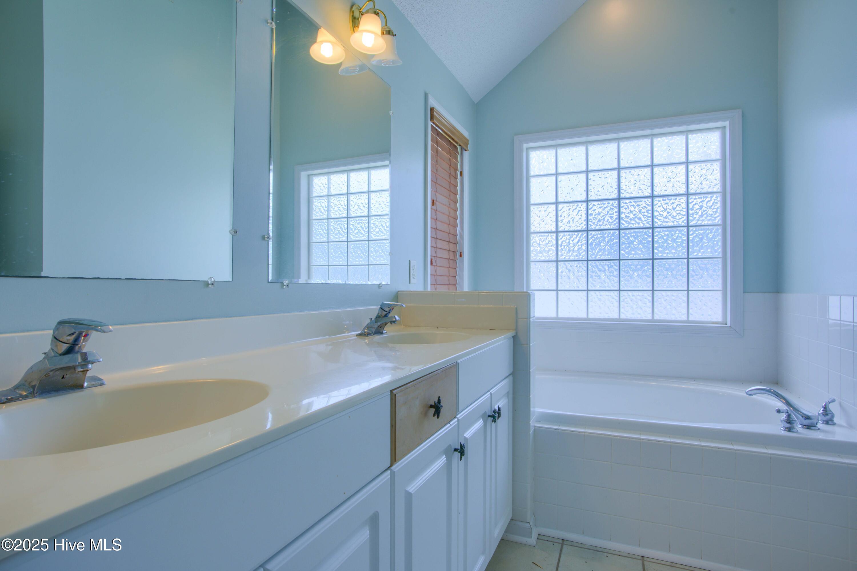 100543854 | Photo 25